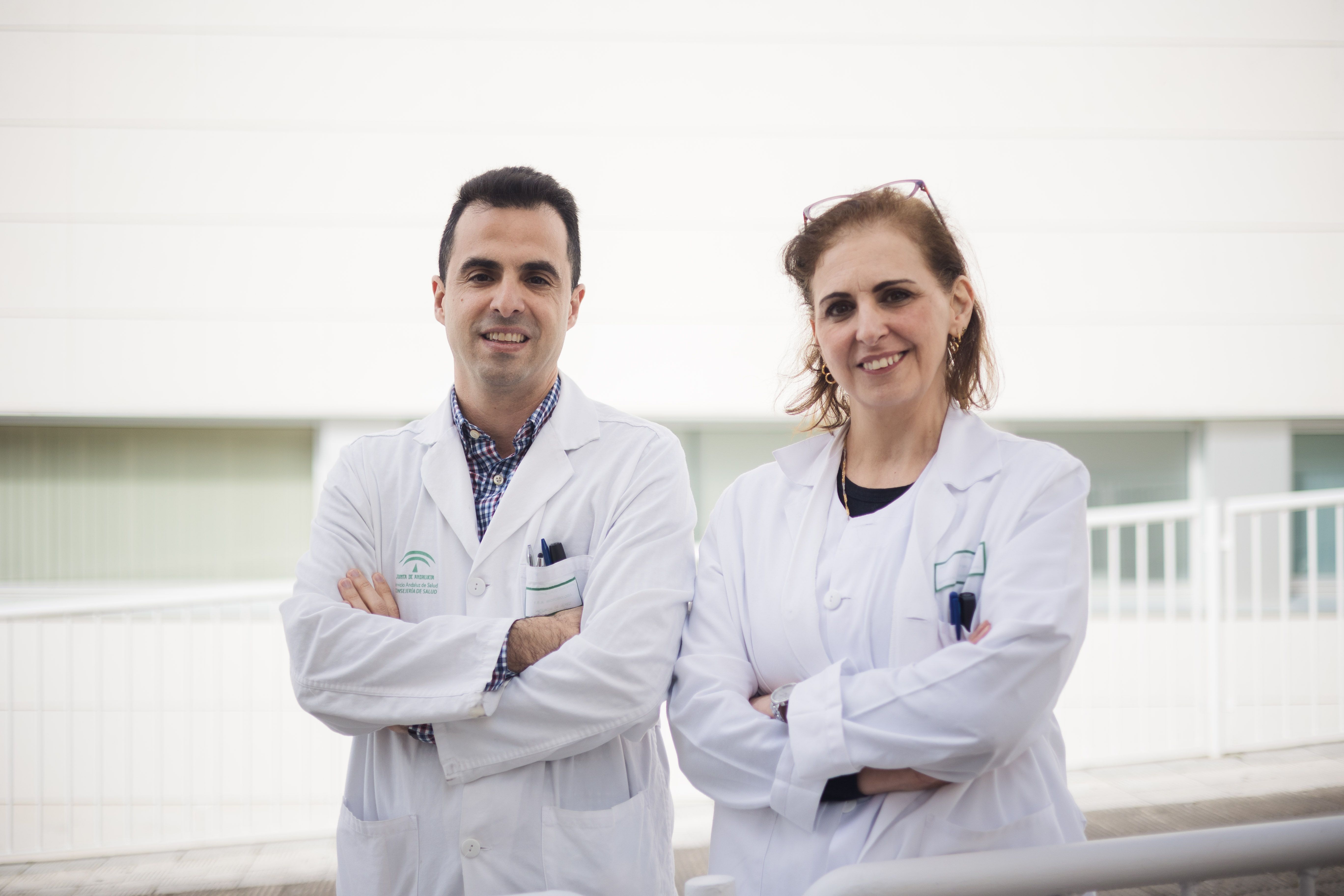 Liliana, residente de microbiología, junto a su tutor Juan Manuel. 