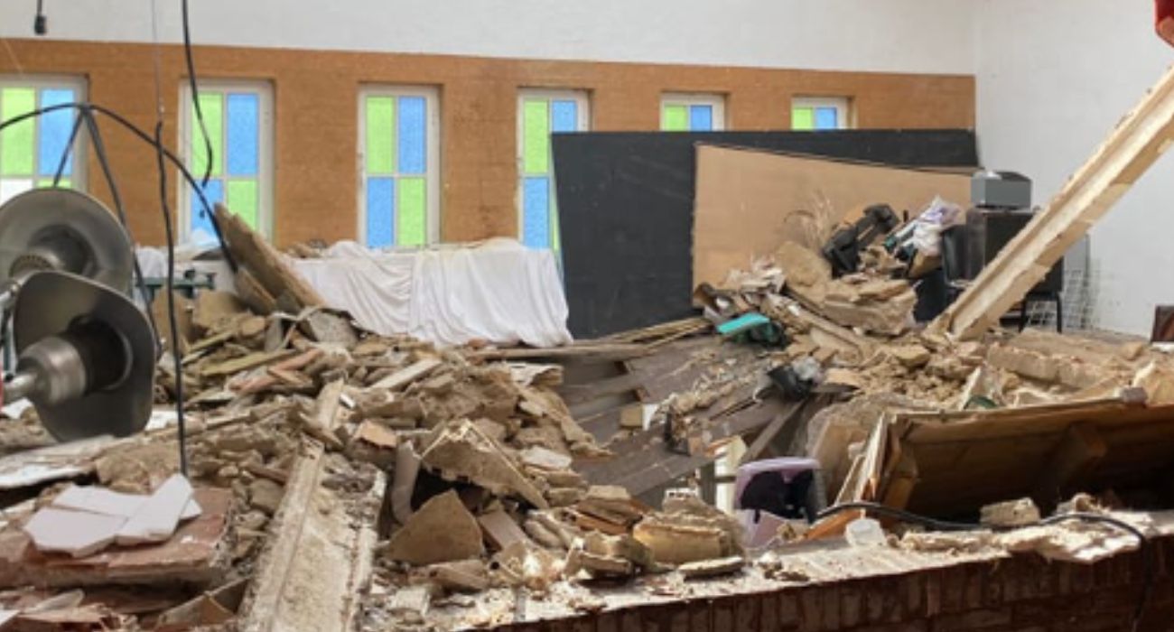 Imagen tras el derrumbe del techo del salón parroquial de la iglesia de Santa Catalina en Conil.