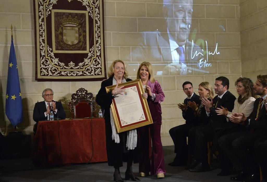 María Teresa García Nergrotto, viuda de Luis Gonzalo González, con el título de Hijo Predilecto otorgado al prestigioso artista. 