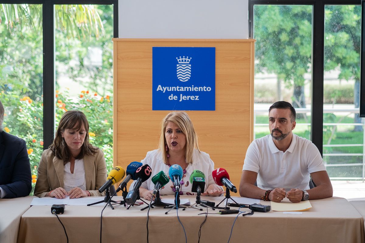Mamen Sánchez, con los tenientes de alcaldesa Laura Álvarez y José Antonio Díaz, en rueda de prensa reciente. FOTO: MANU GARCÍA