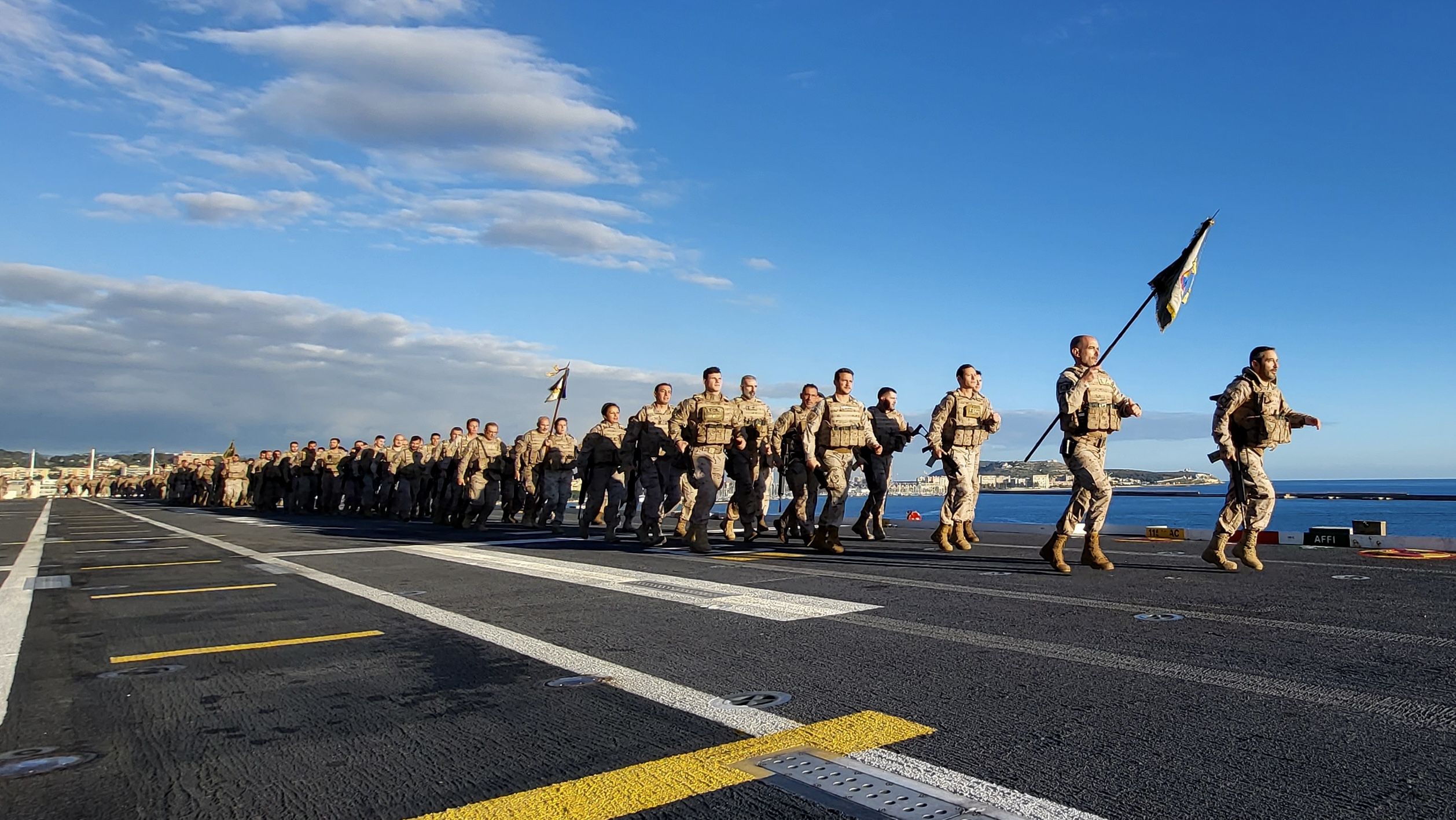 Infantes de Marina en la cubierta del portaaeronaves Juan Carlos i, en la costa turca. ARMADA