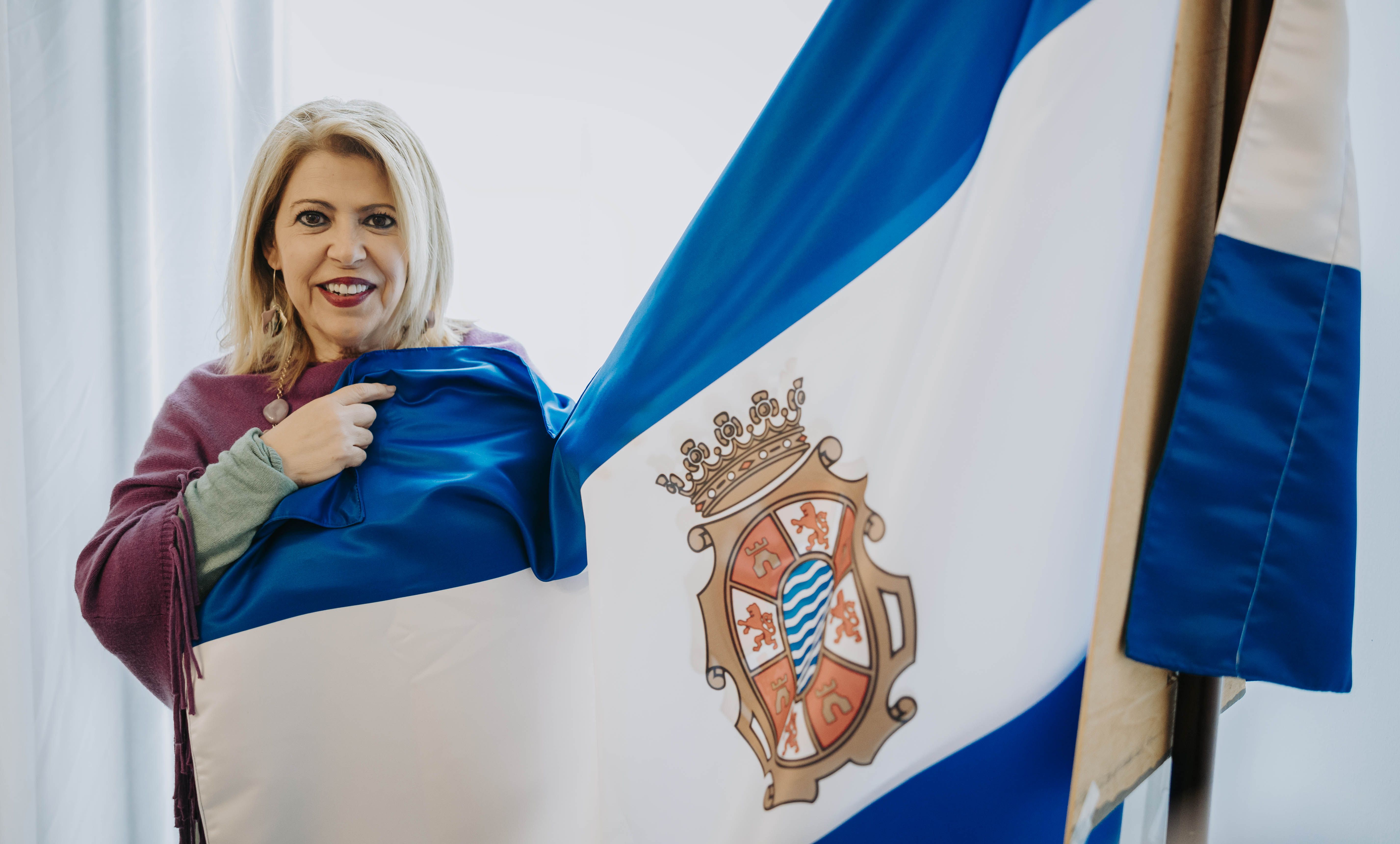 Mamen Sánchez posa con una bandera de Jerez, en su despacho en la Alcaldía, antes de la entrevista con lavozdelsur.es.
