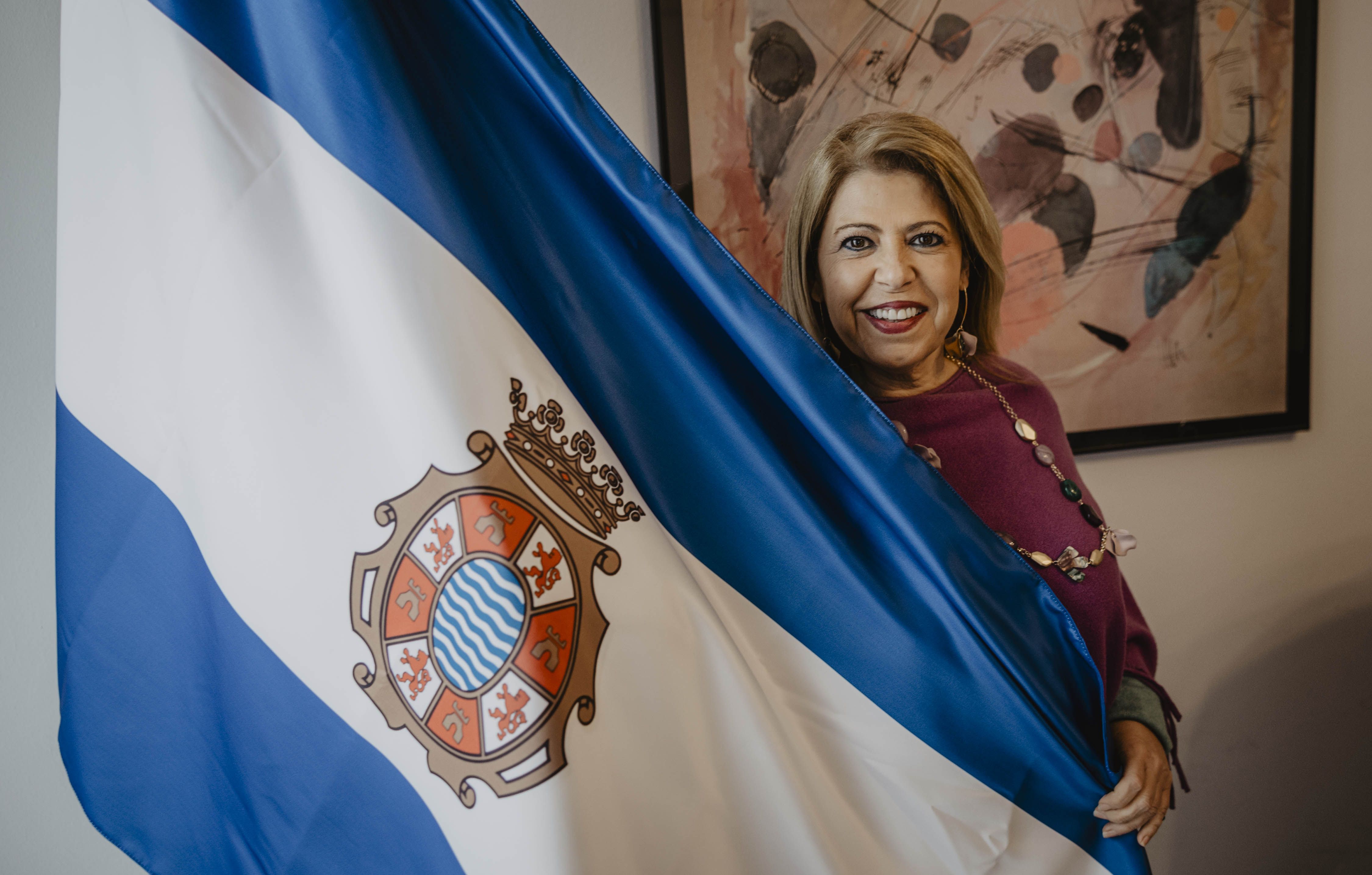 La alcaldesa de Jerez, Mamen Sánchez, junto a la bandera del municipio.