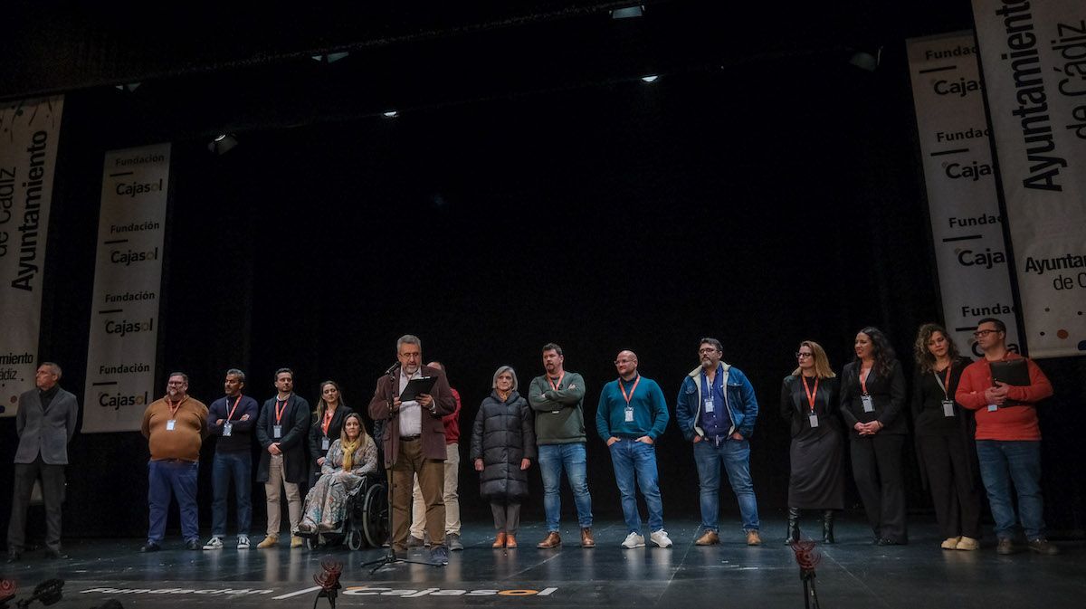 El jurado comunicando el nombre de las agrupaciones que pasan a semifinales.