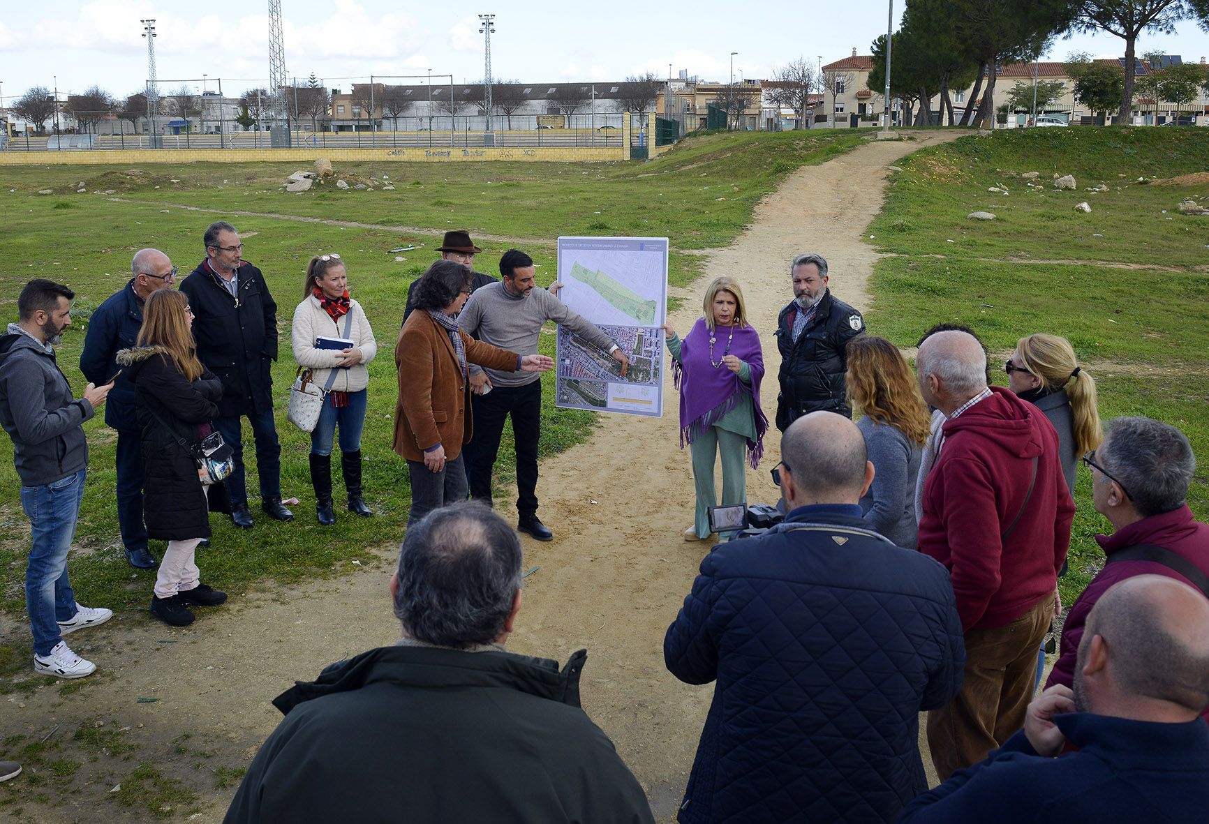 La alcadesa y miembros del gobierno presentado el proyecto de parque en La Canaleja, en una imagen de archivo.