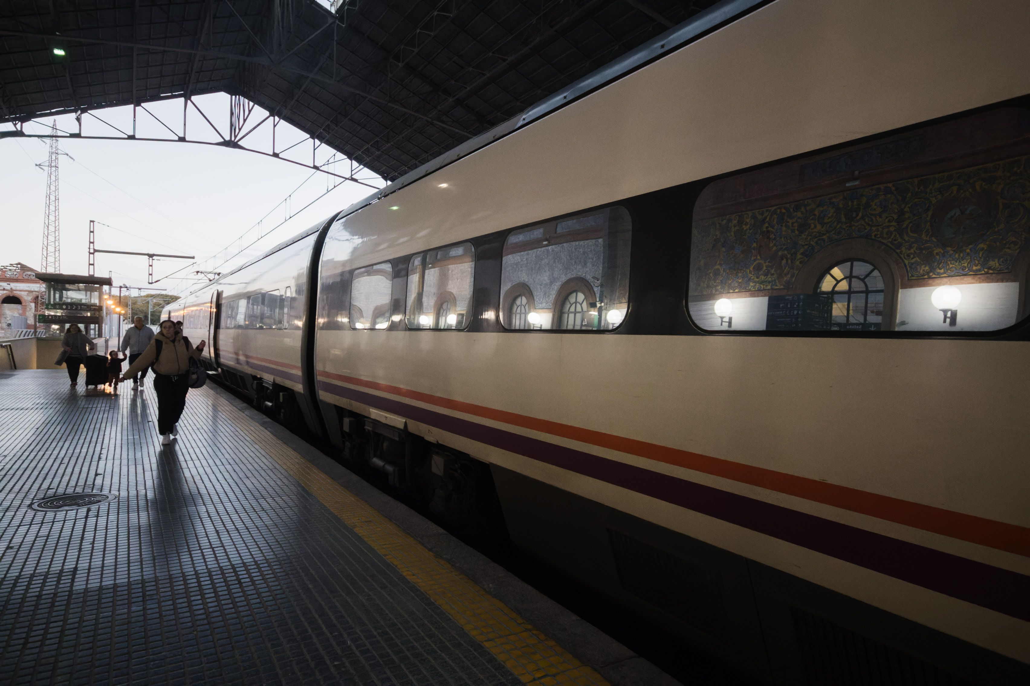 Renfe activa el lunes en Cercanías y Trambahía de Cádiz el acceso y pago con tarjeta. Tren de media distancia en la estación de Jerez.