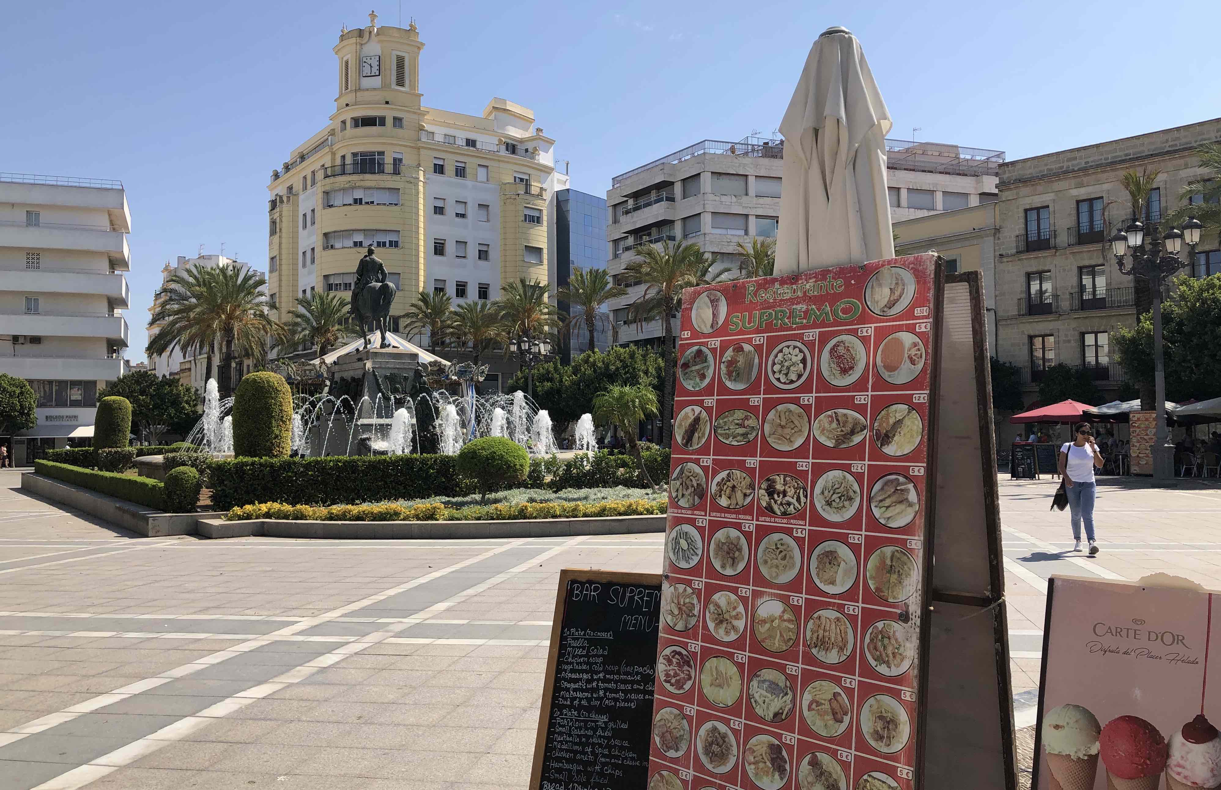 Cartelería del Supremo en plena plaza del Arenal, prohibida por ordenanzas. FOTO: lavozdelsur.es