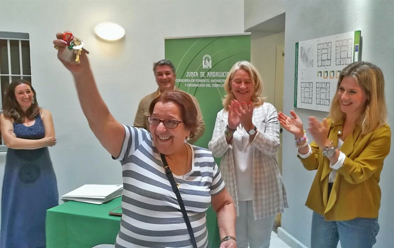 Una de las inquilinas muestra, contenta, las llaves de su nueva casa. FOTO: JUNTA DE ANDALUCÍA.