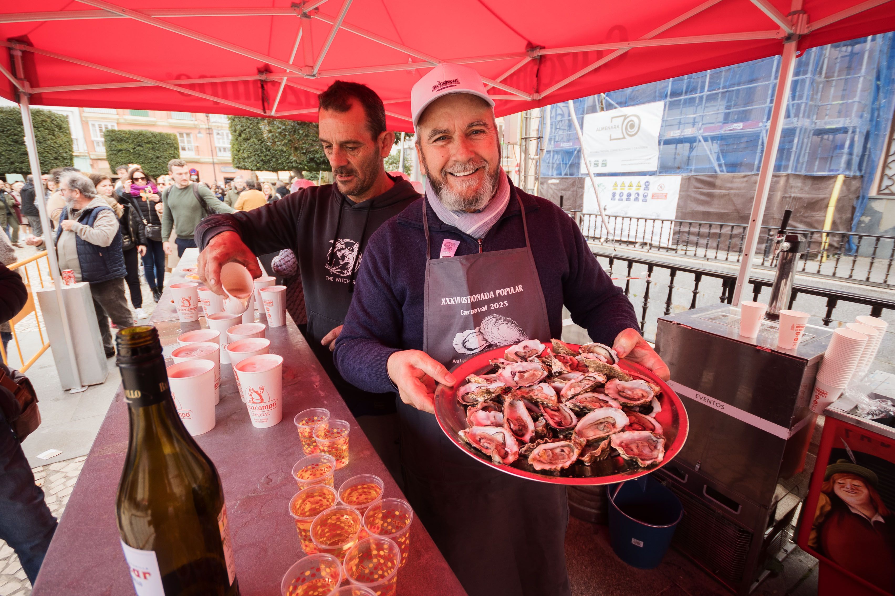 Un momento de la ostionada celebrada en Cádiz. Un momento de la ostionada celebrada en Cádiz.