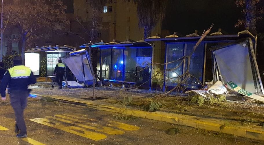 Un conductor borracho destroza marquesinas en Algeciras.