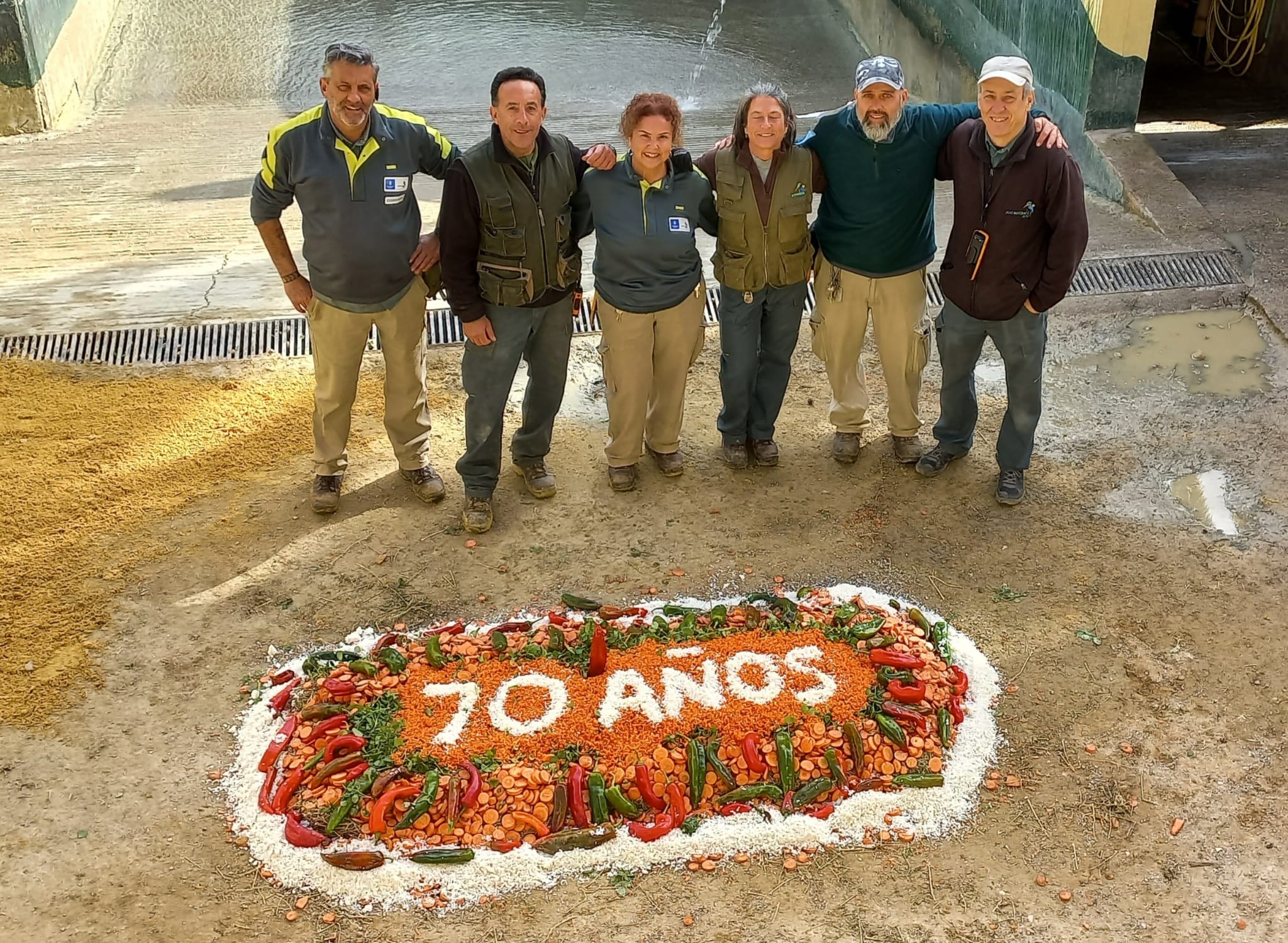 El Zoo de Jerez sopla las velas con una gran fiesta por sus 70 años de historia. En la imagen, tarta de verduras para algunos de los habitantes del parque jerezano.