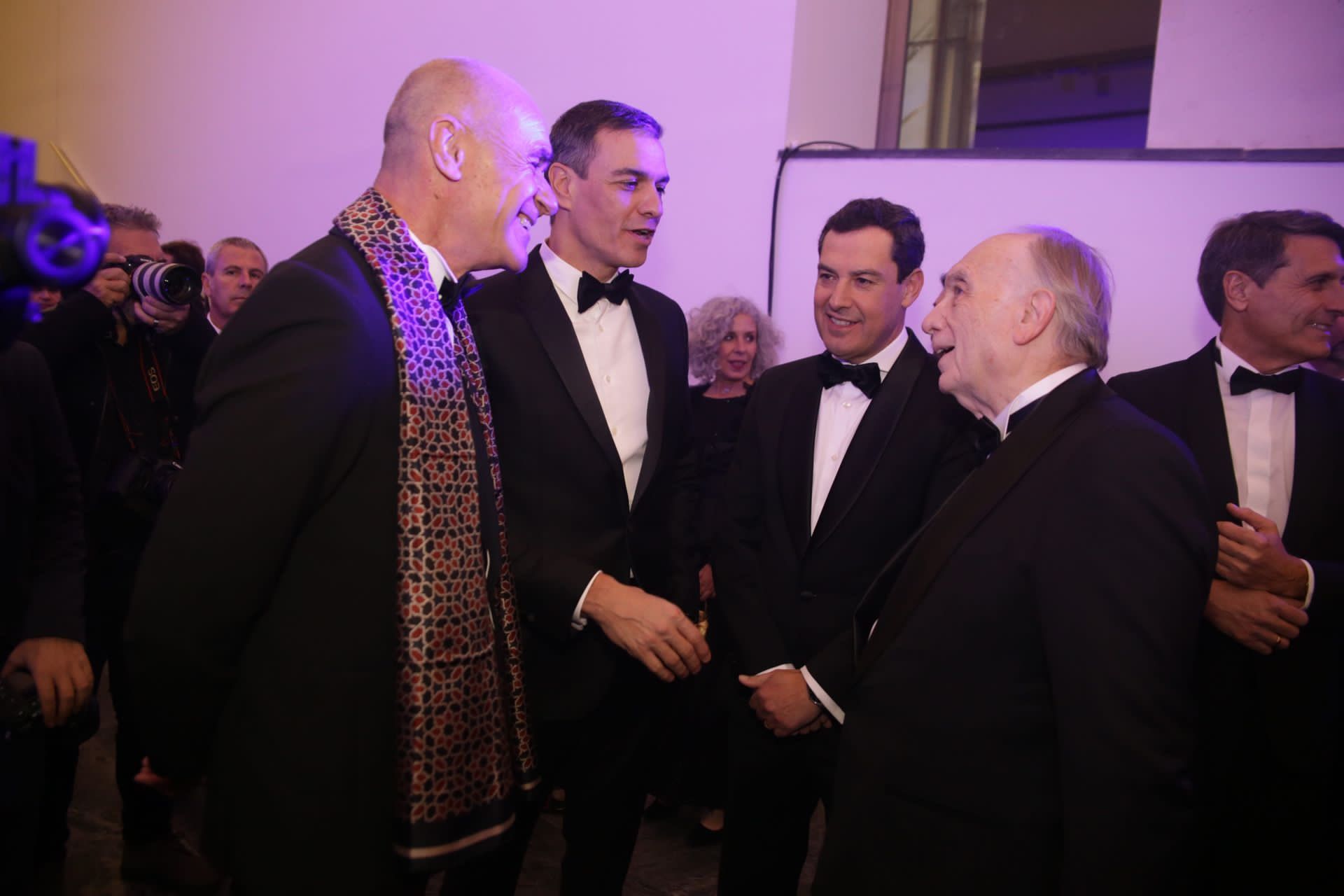 Antonio Muñoz conversa junto a Pedro Sánchez y Juanma Moreno con el presidente de la Academia del cine, Fernando Méndez Leite, en la noche del pasado sábado antes del comienzo de la gala de los Goya en Sevilla.