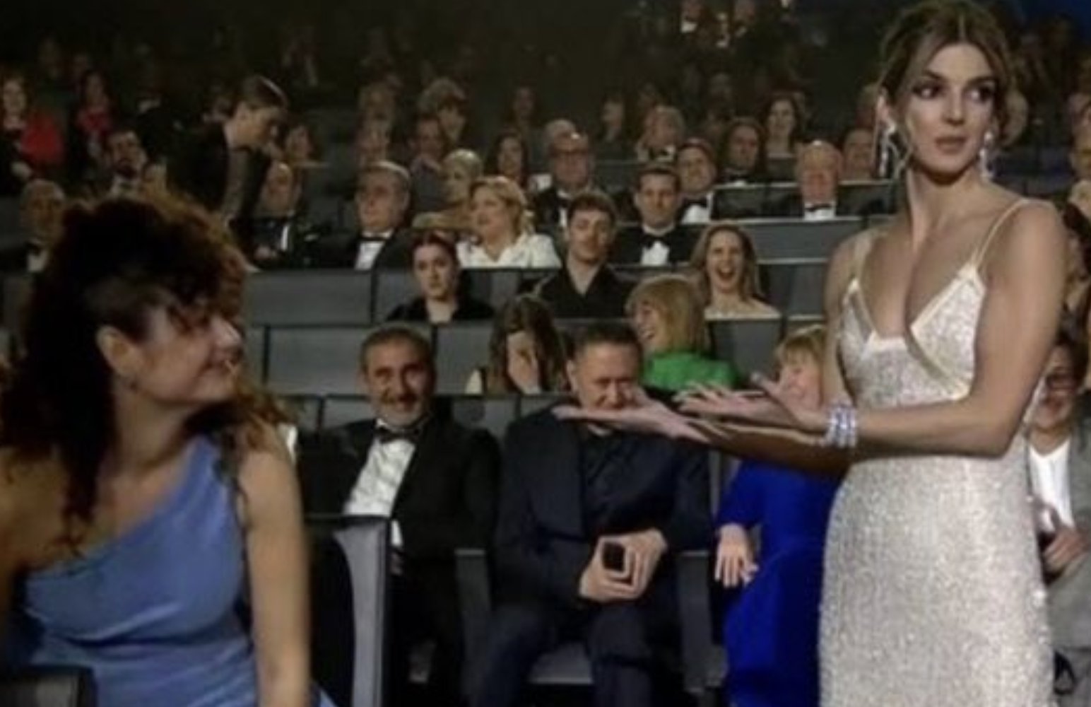 La chica de detrás de Clara Lago es María Herrera y ha ganado un Goya. @LadyCobainAgain (Twitter. VÍDEO: RTVE)