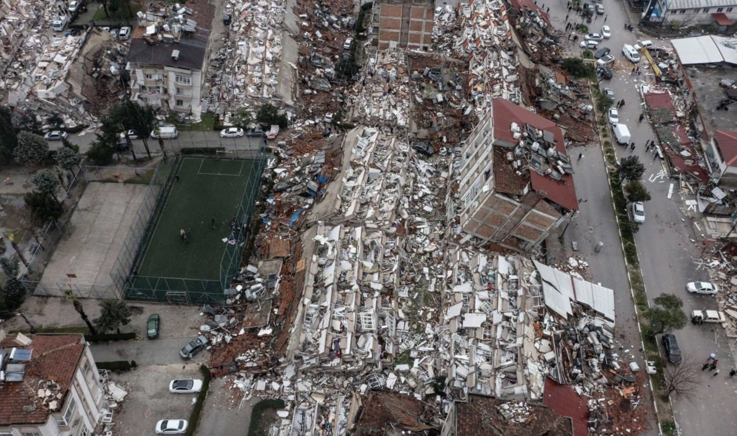 Un mar de escombros entre edificios derrumbados en Turquía. Sospechas de corrupción alrededor de la construcción de multitud de viviendas.