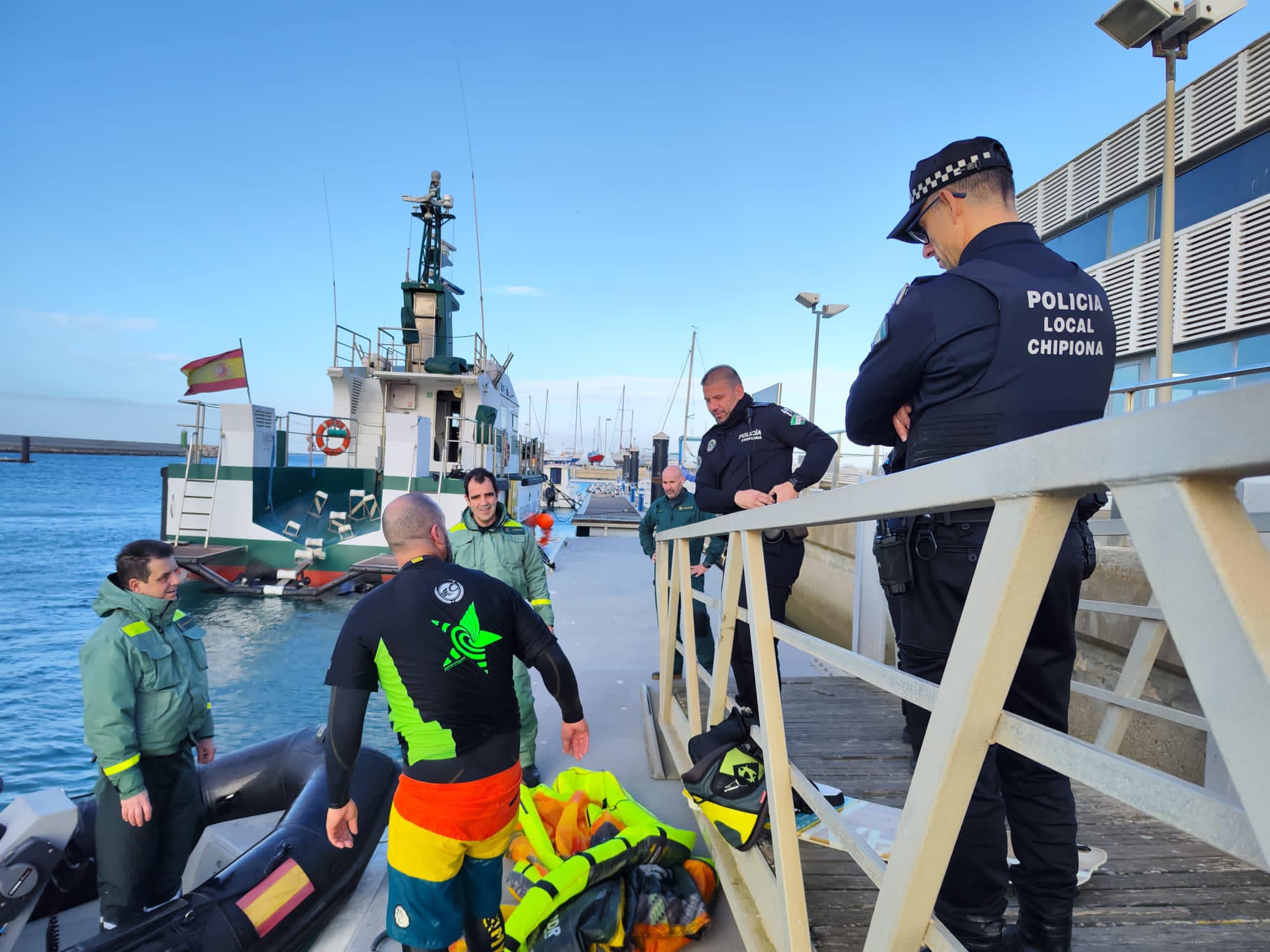 Rescatan a una persona con dificultades para volver a la costa en Chipiona.