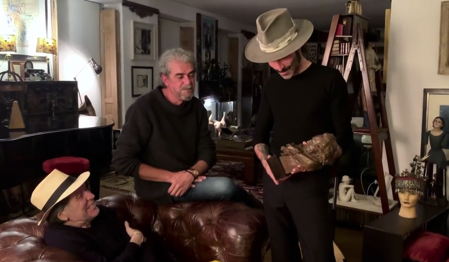 Leiva entregando el Goya a Sabina, ante la atenta mirada de Fernando León de Aranoa.