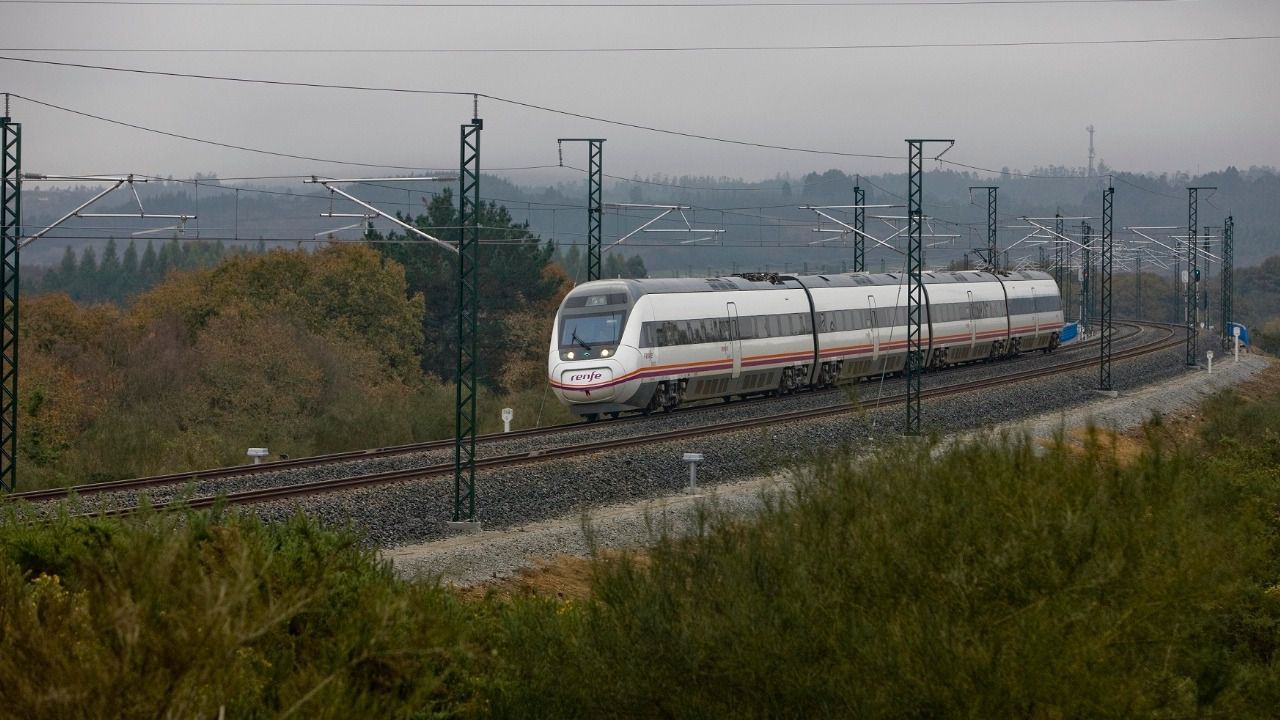 Tren intercity similar al que cubre la línea Algeciras-Madrid. RENFE