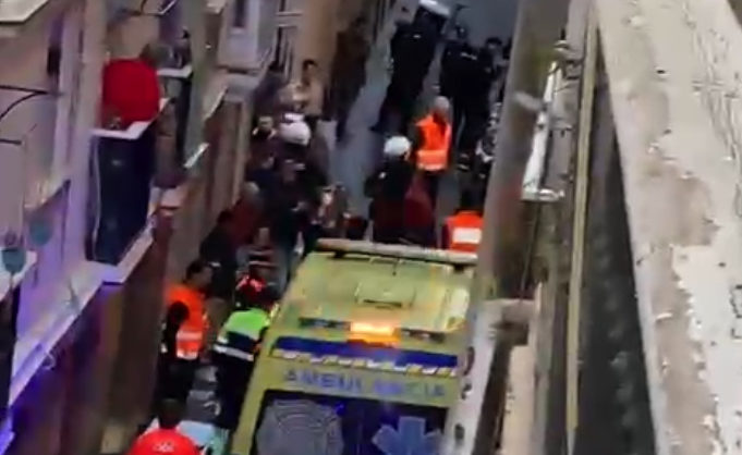 Los servicios sanitarios atendiendo al hombre apuñalado en Cádiz.