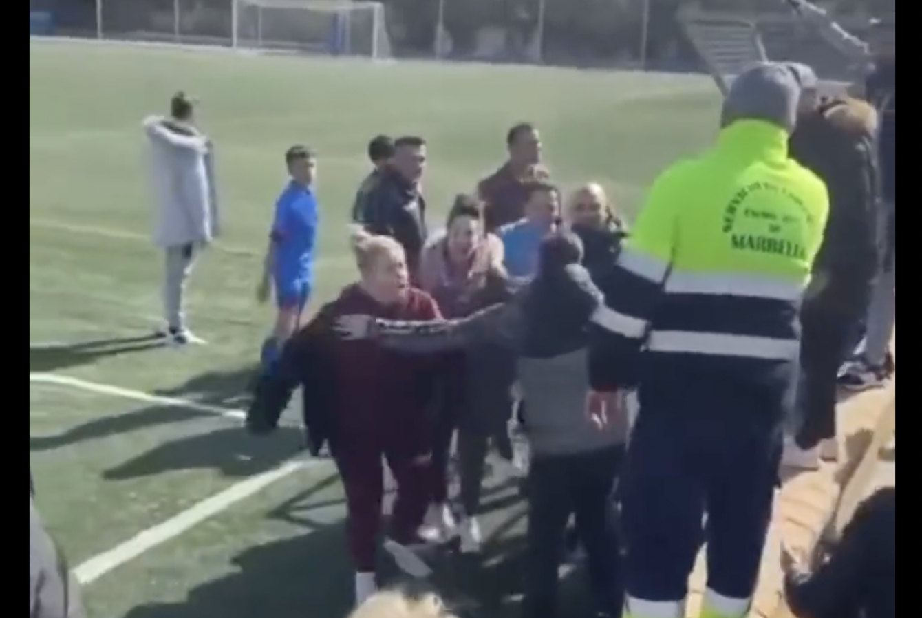 Un momento de la trifulca en un partido infantil en Málaga.