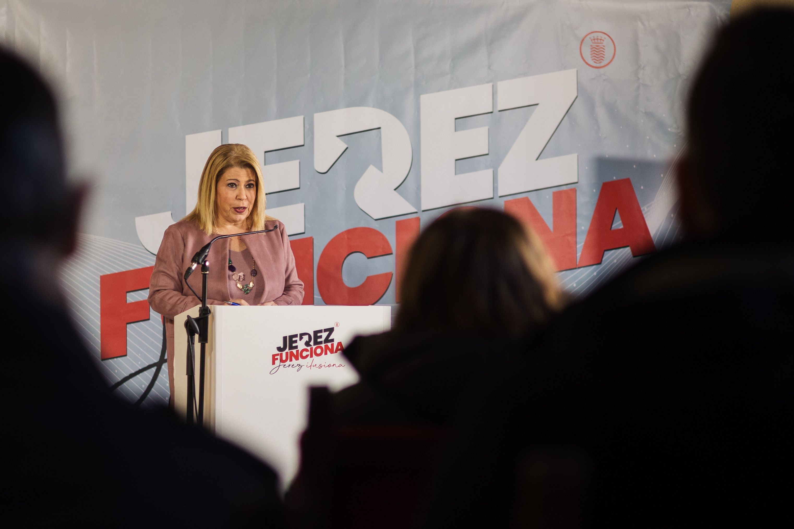 Mamen Sánchez, con un cartel de 'Jerez funciona' de fondo.