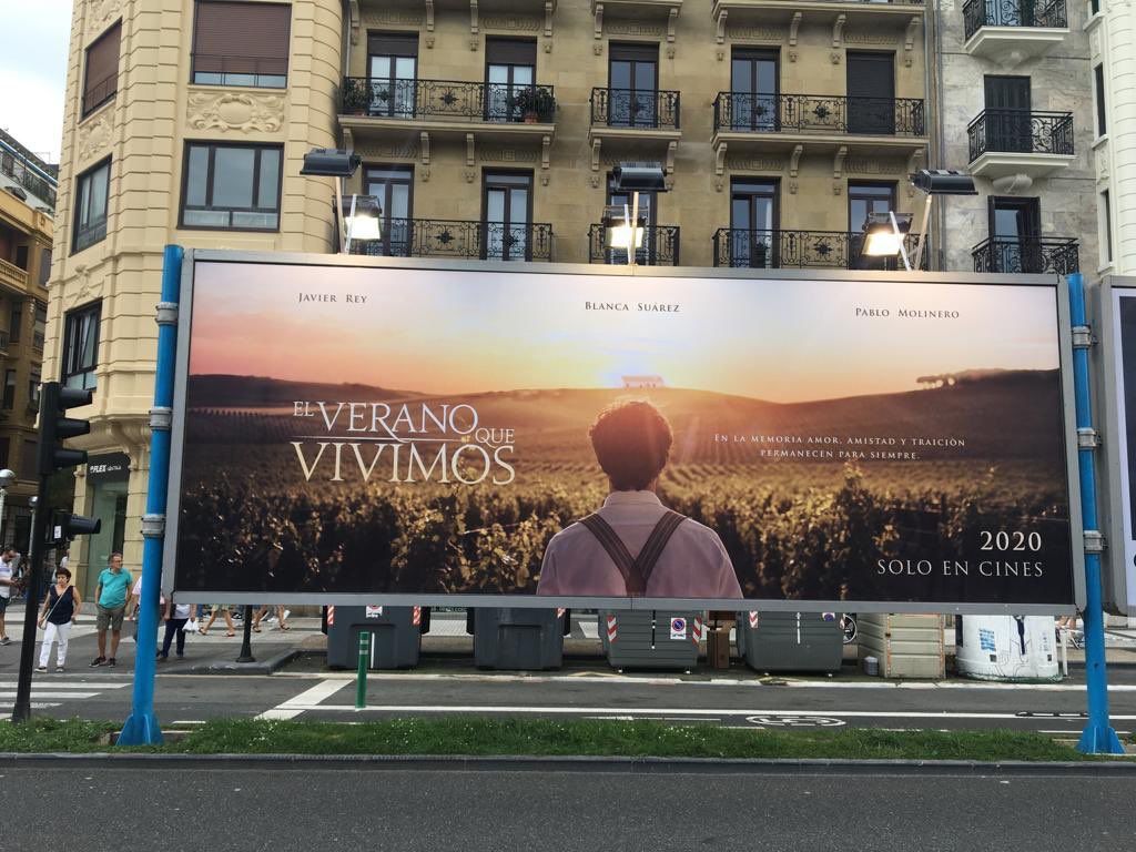 Carteles de 'El verano que vivimos' en las calles de San Sebastián.