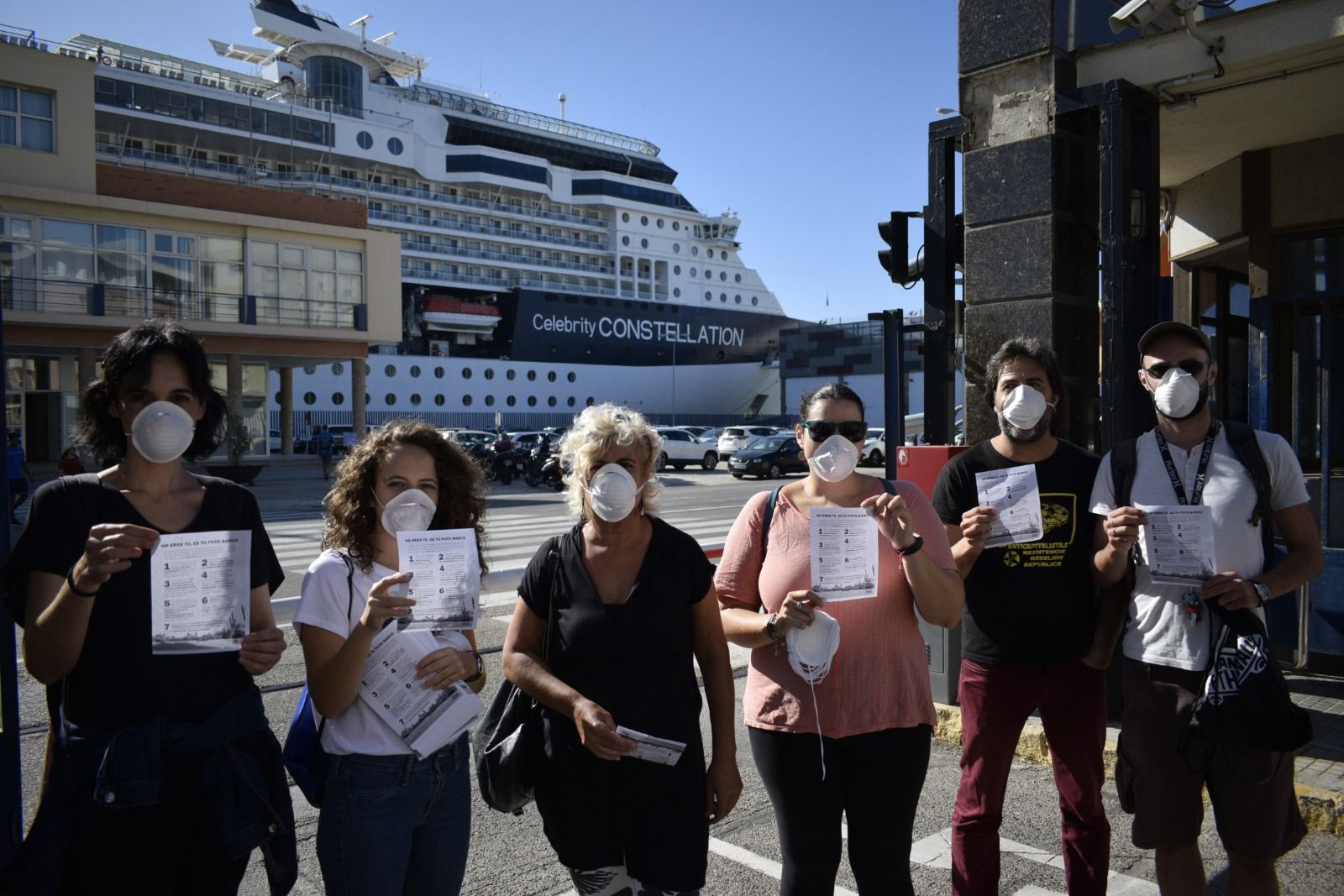 Miembros del colectivo Calle Viva, con mascarillas en el puerto de Cádiz.