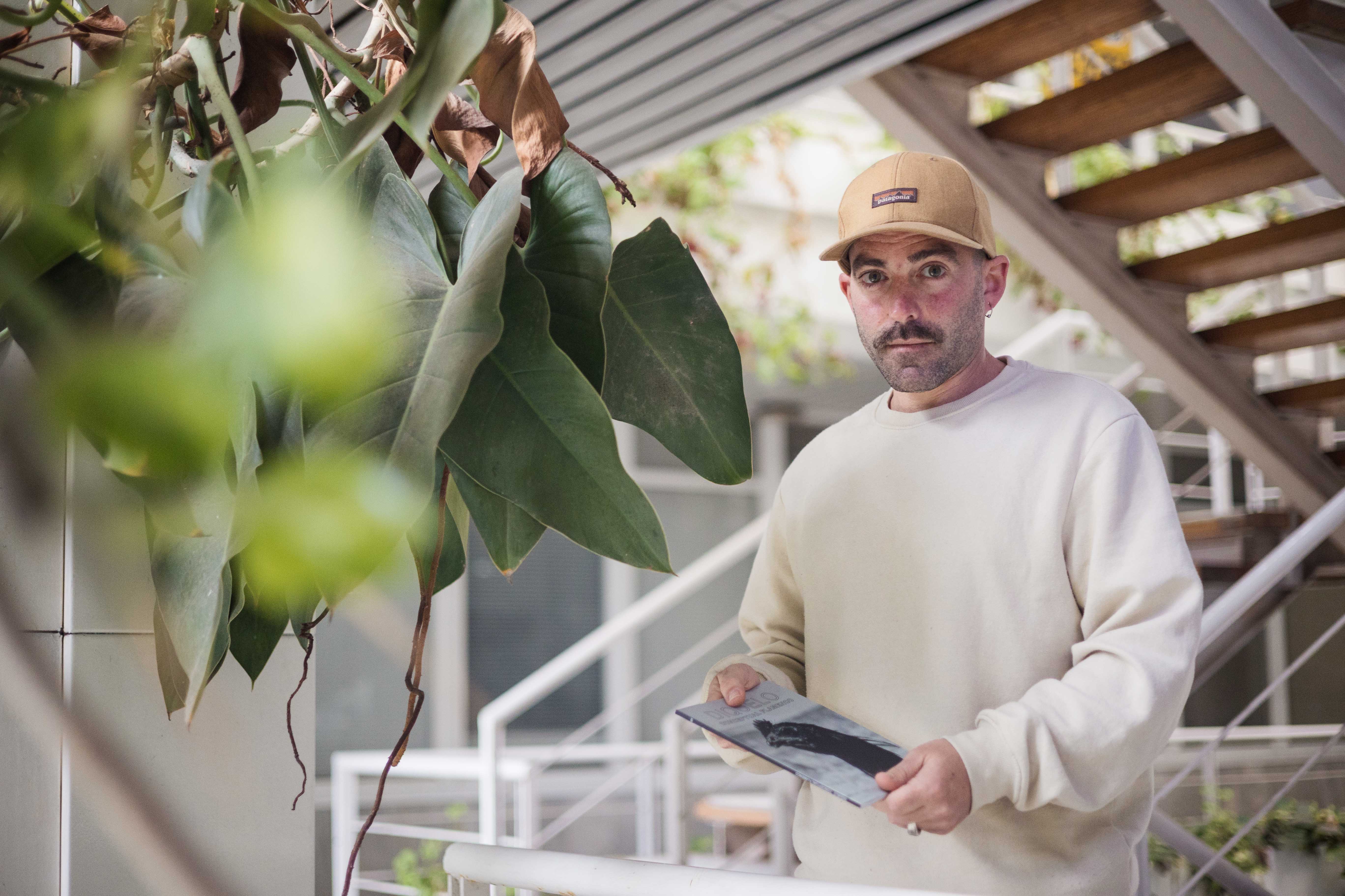 Tani posa con uno de los ejemplares de la revista. 