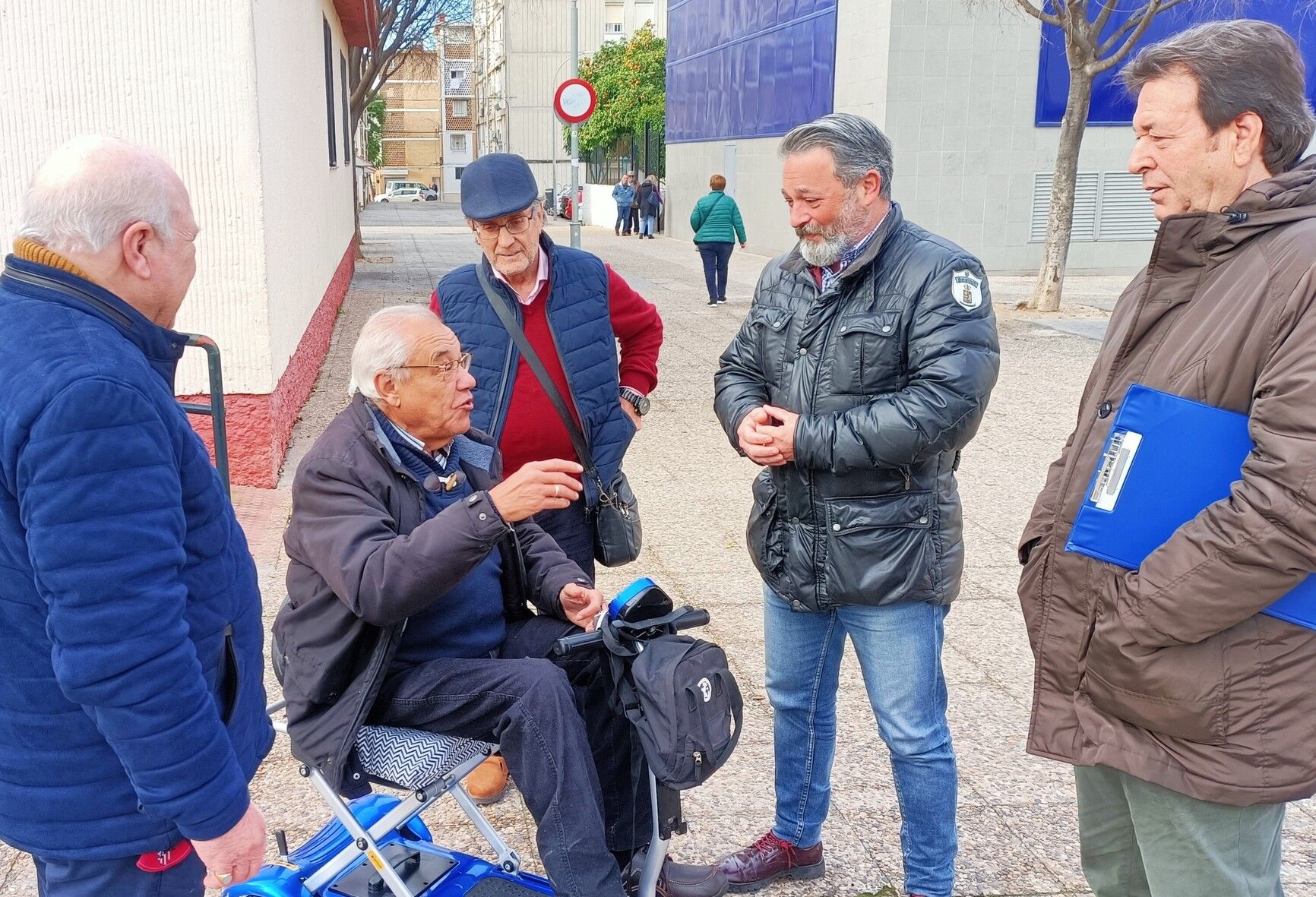 Rubén Pérez junto a vecinos de Las Torres durante su visita. 