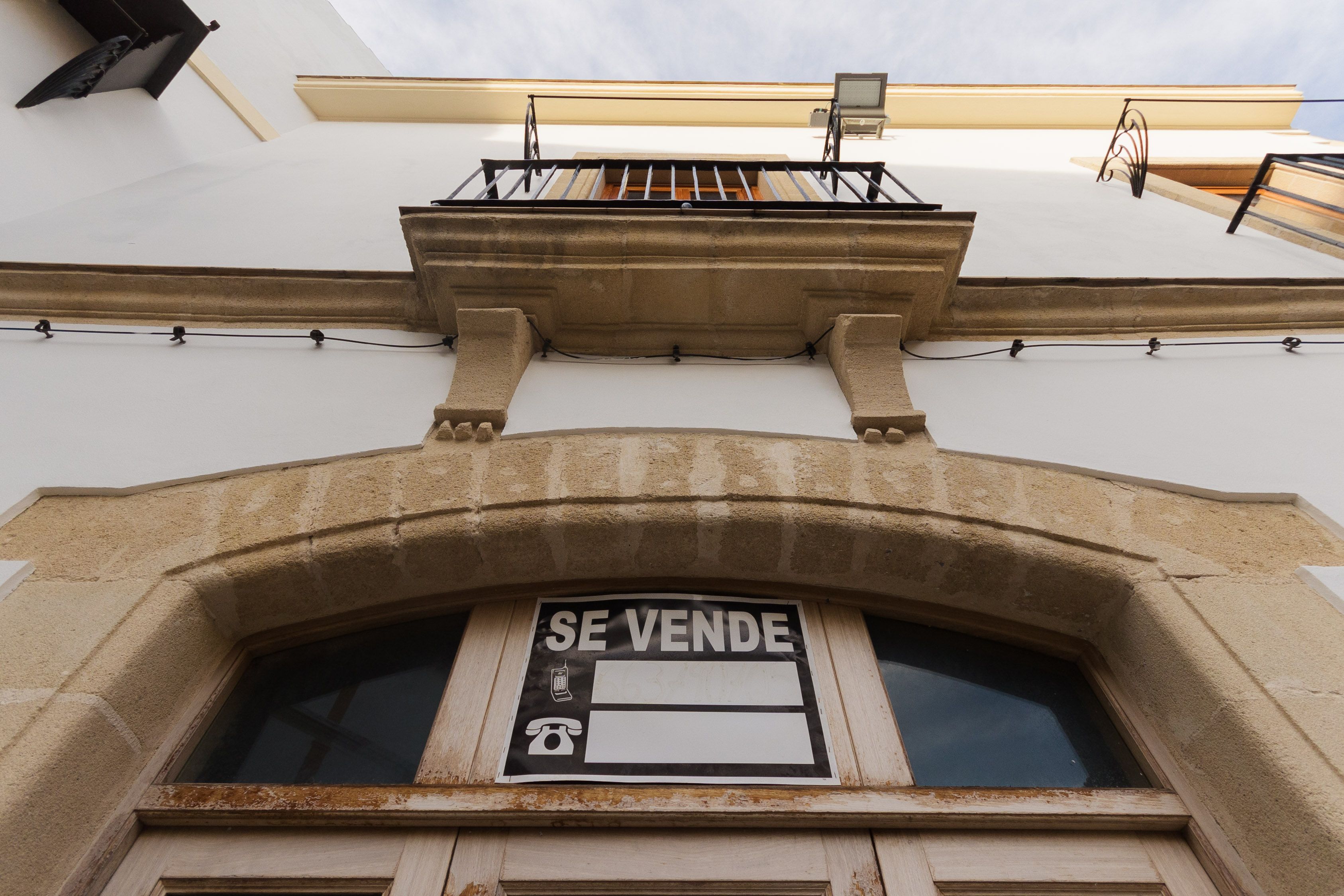 Un cartel de una casa en venta en Jerez.
