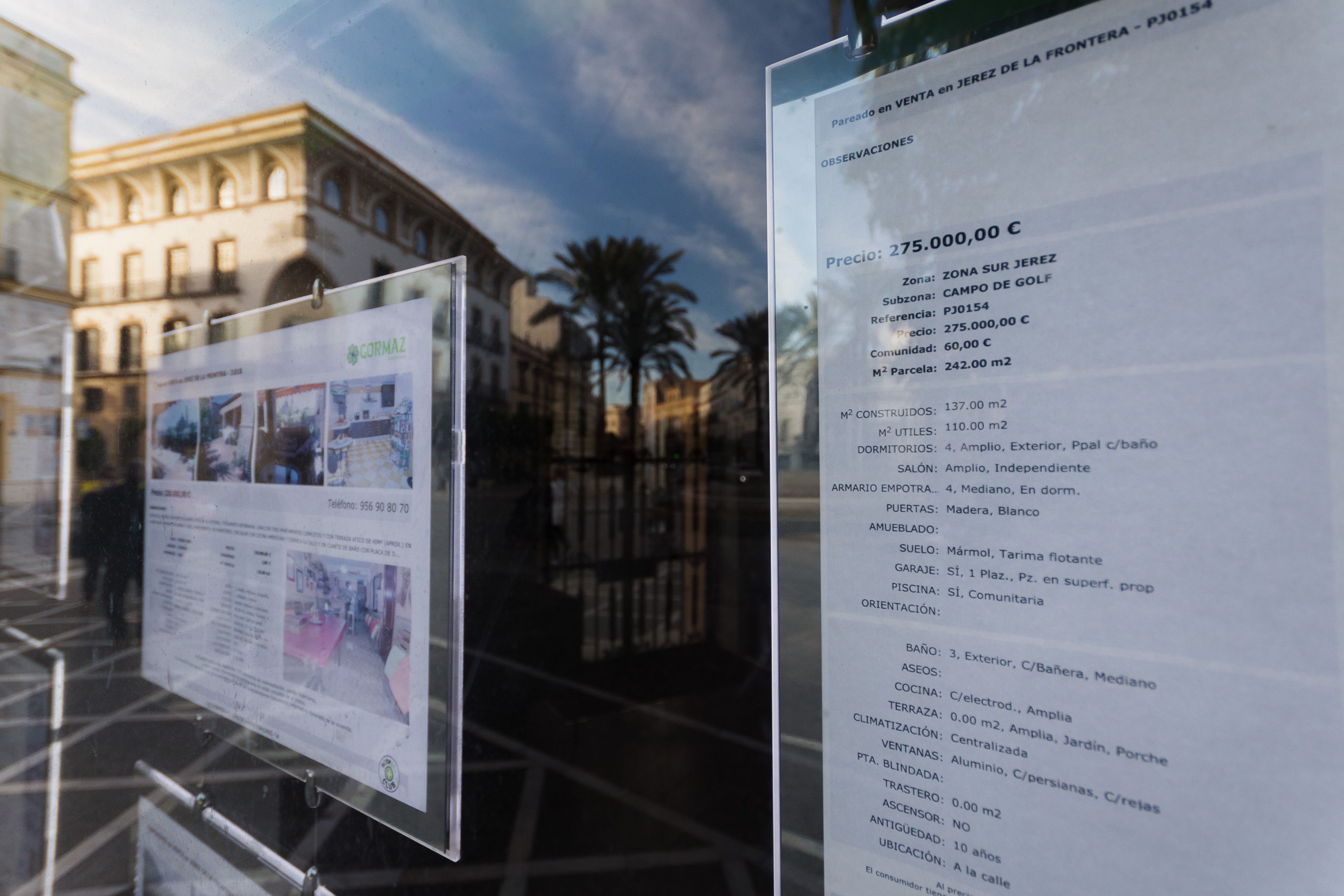 Anuncios de ventas de viviendas en Jerez, este lunes.