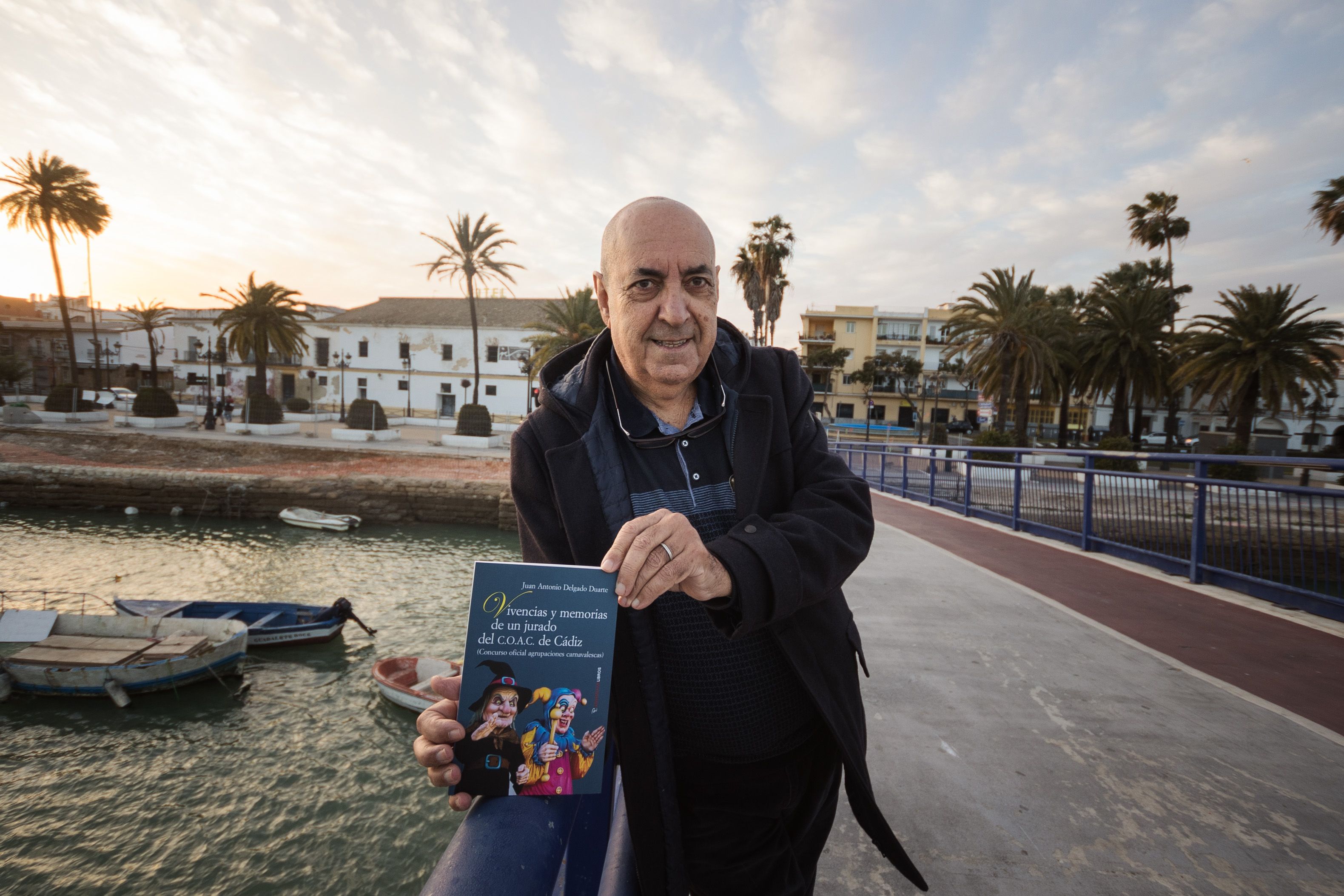 Juan Antonio Delgado, antiguo jurado del COAC, con su libro.