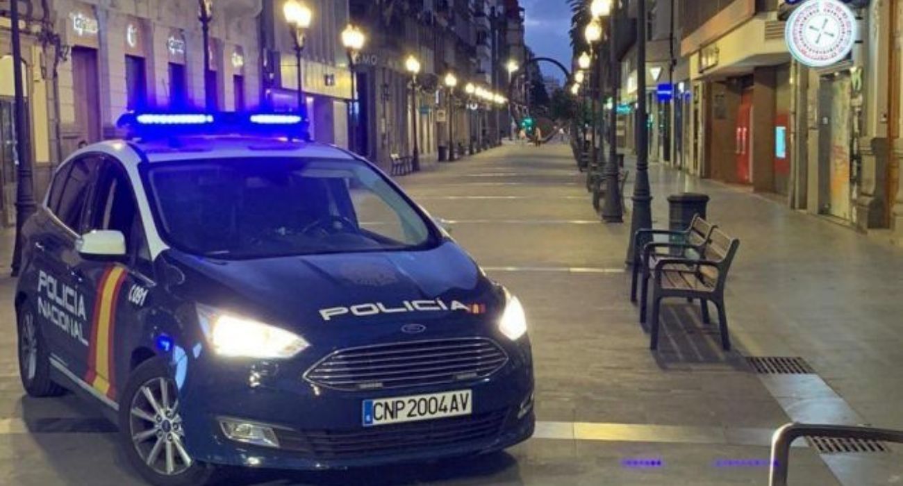 Un coche patrulla de la Policía Nacional, en Málaga, donde un conductor de un VTC evitó la agresión sexual a una chica.