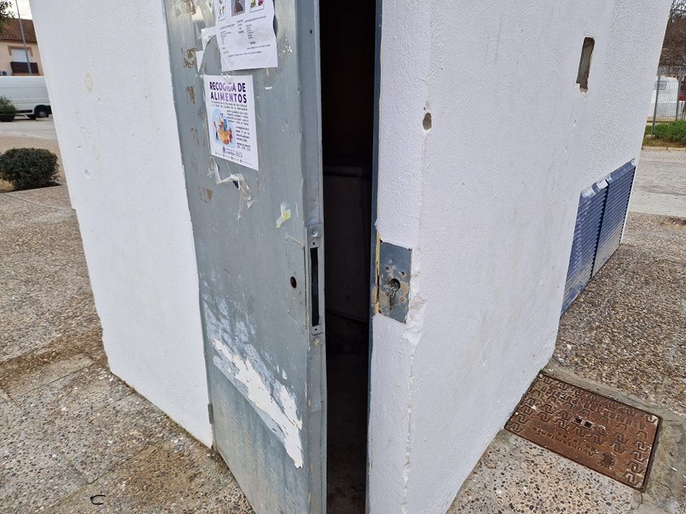 Una de las casetas de suministro eléctrico que han sido saboteadas en Guadalcacín.