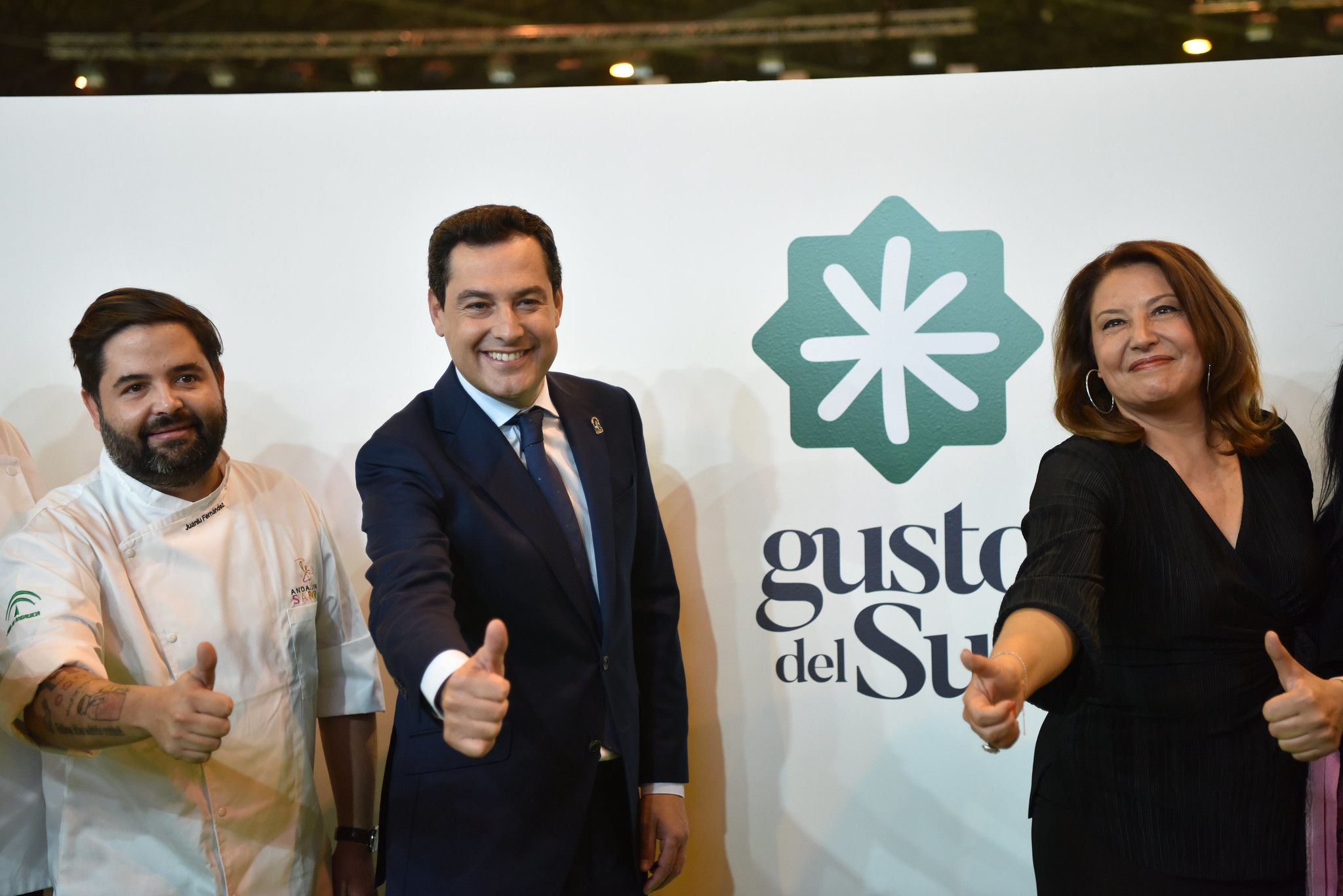 El cocinero jerezano Juanlu Fernández brinda con Moreno y Crespo. FOTO: JUNTA