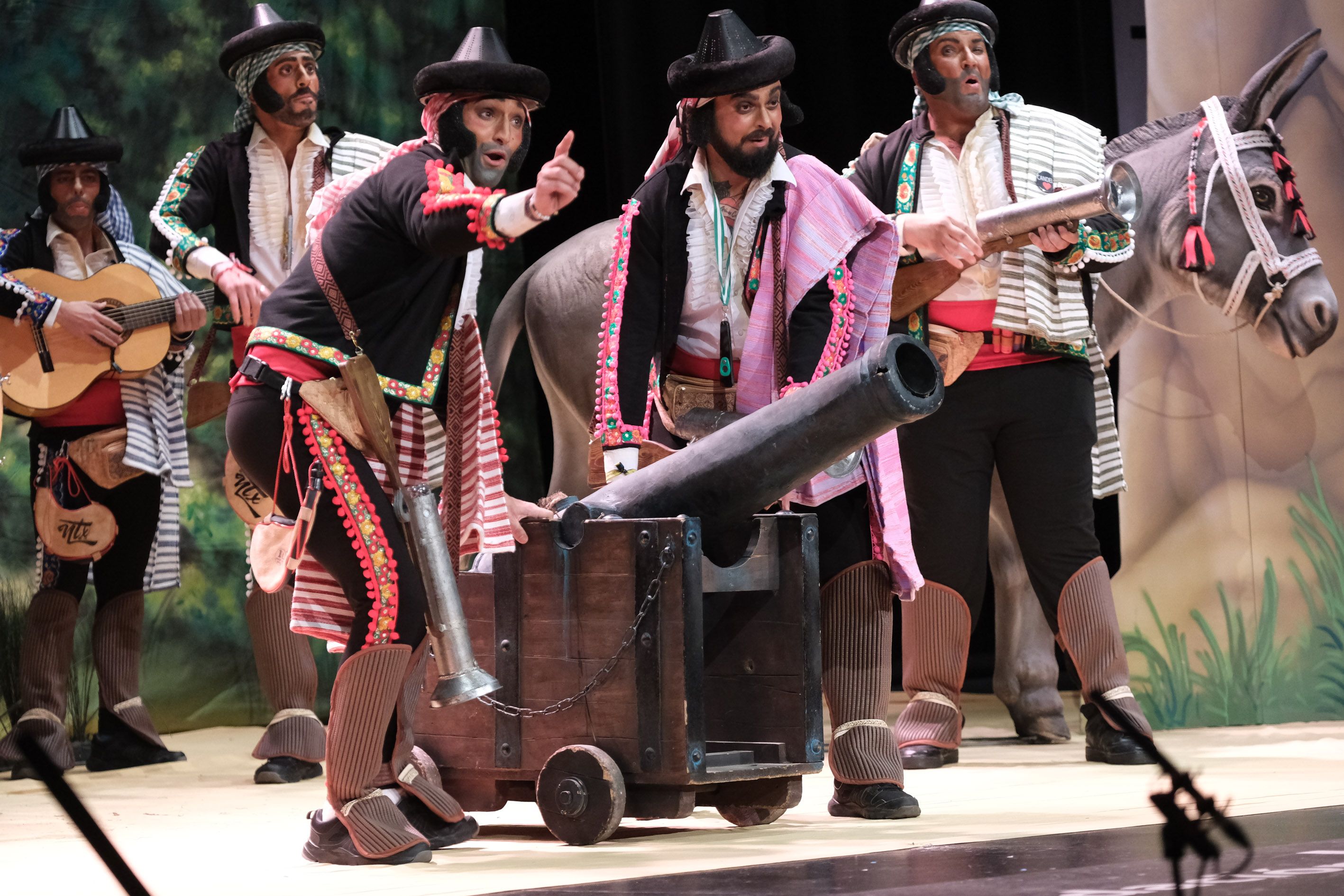 'La chirigota del barranco', durante un momento de su actuación, que tuvo que interrumpir por culpa de aficionado.   MANUEL FERNÁNDEZ