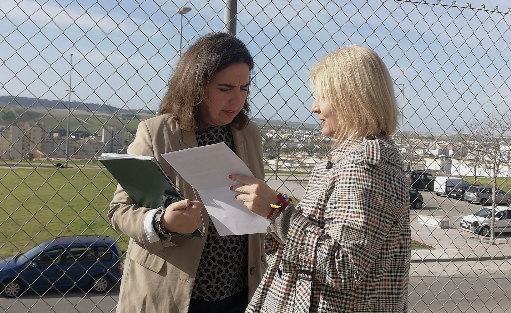 María José García-Pelayo y Carmen Sánchez junto a la parcela de Estancia Barrera donde se levantarán VPO por la Junta.