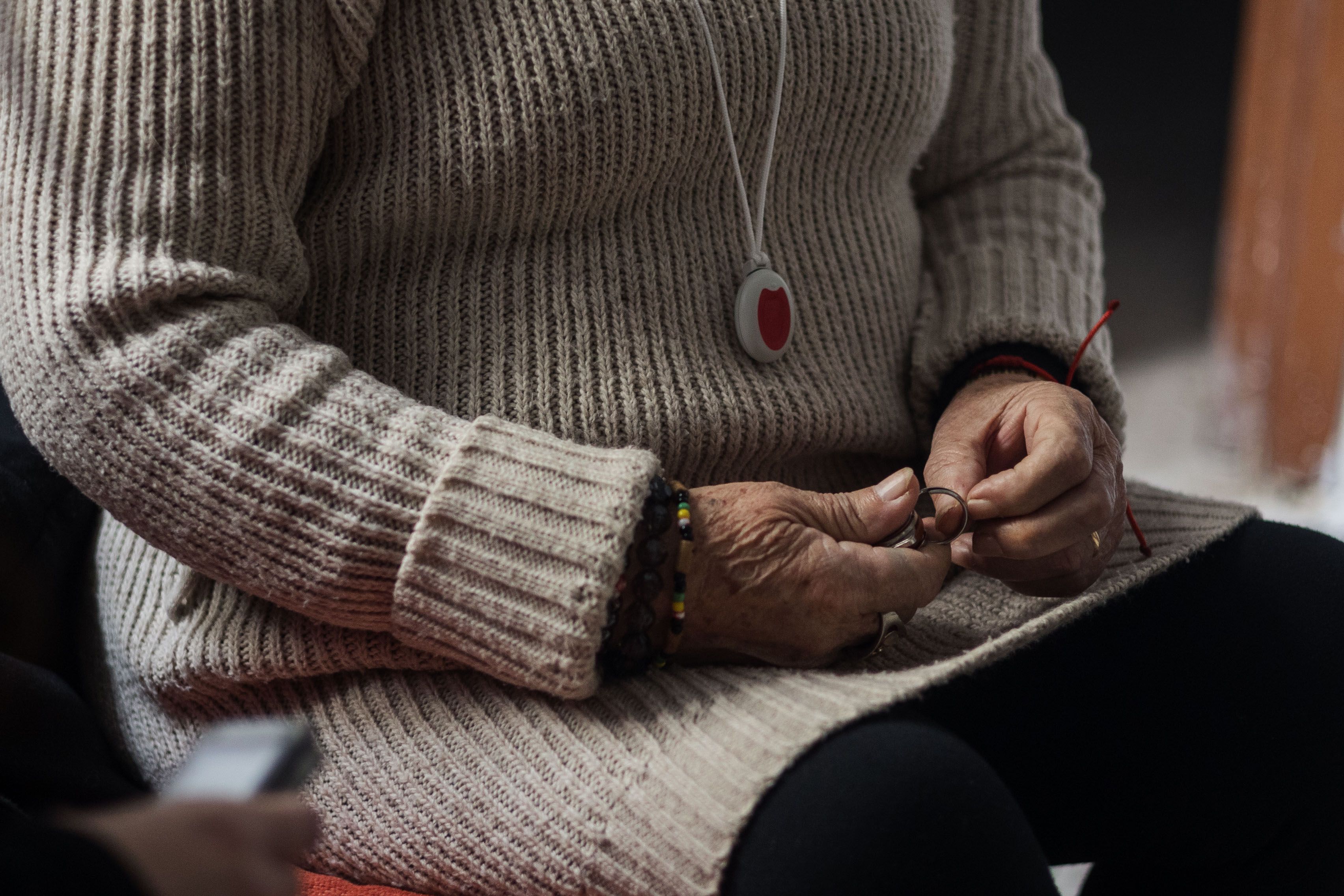 Detalle de las manos de María del Carmen. 