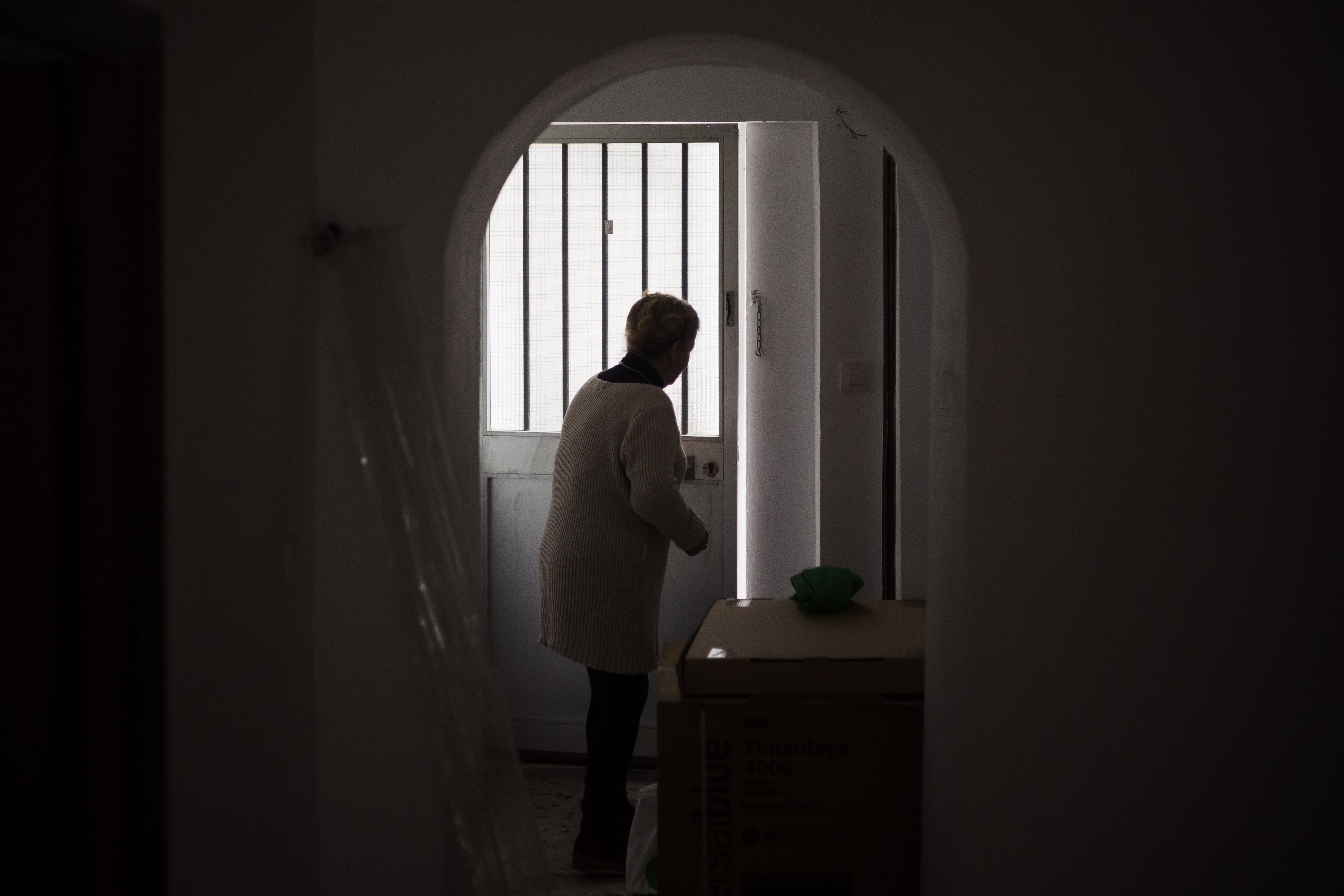 La vecina enseña las habitaciones de la casa. 