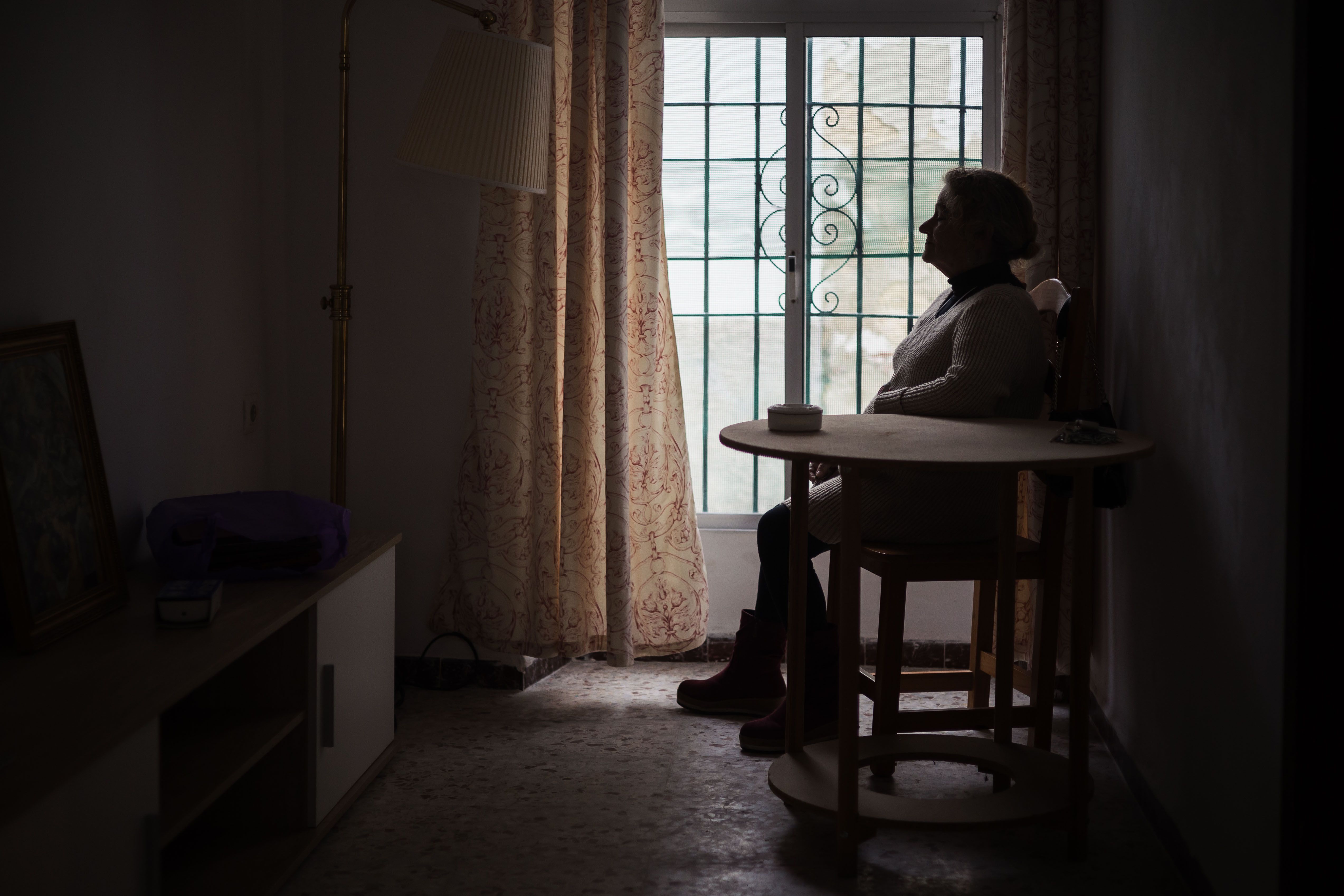 María del Carmen Luque, víctima de violencia de género, en la casa donde vivirá con su hija en El Puerto. 