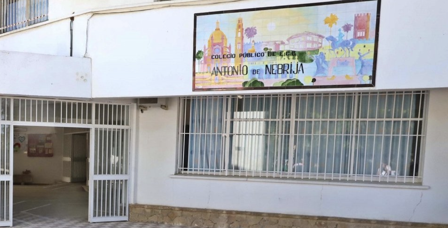 Acceso al edificio principal del colegio Antonio de Nebrija de Jerez.