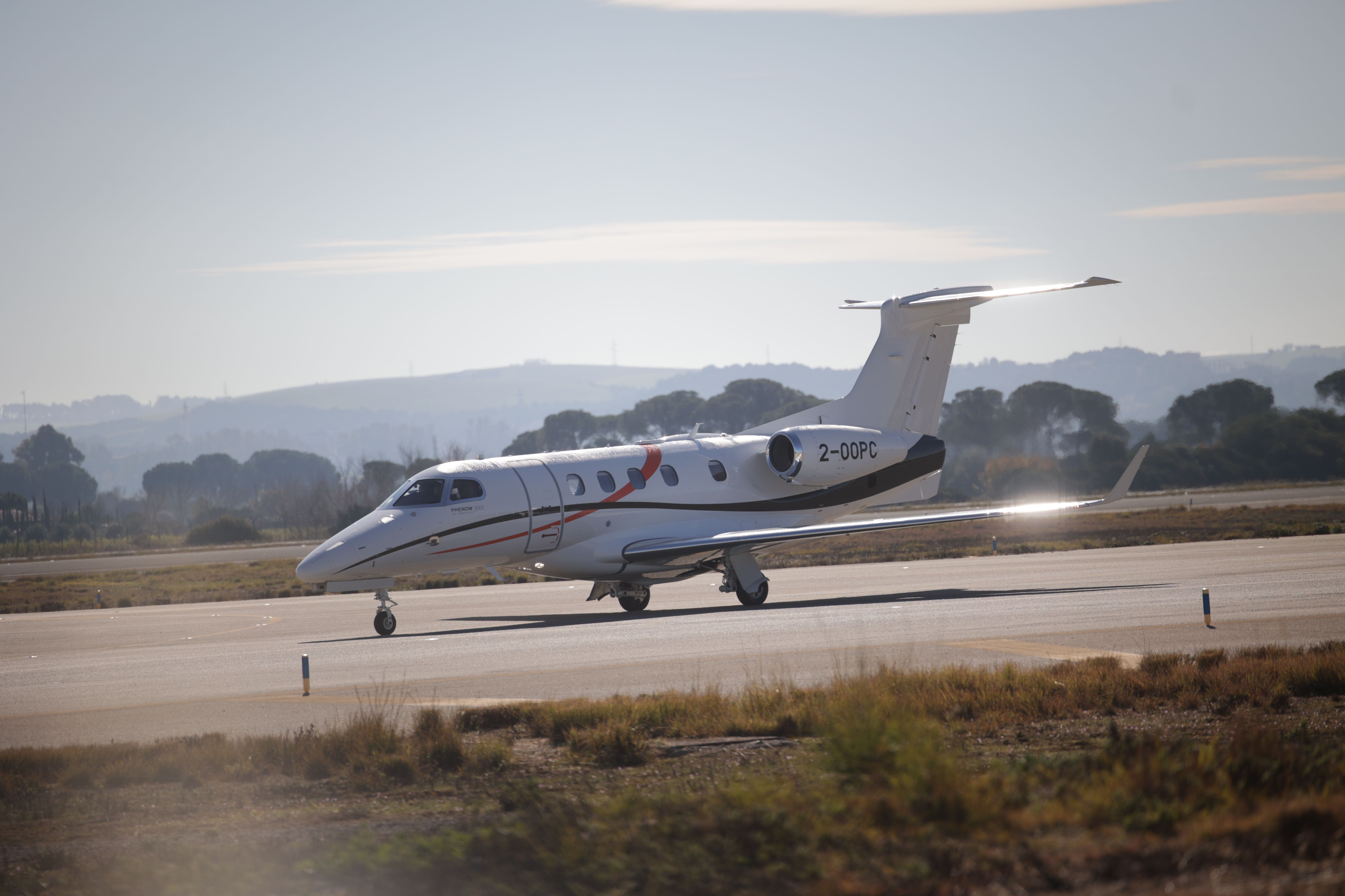 Un jet privado preparado para despegar en la pista del aeropuerto de Jerez