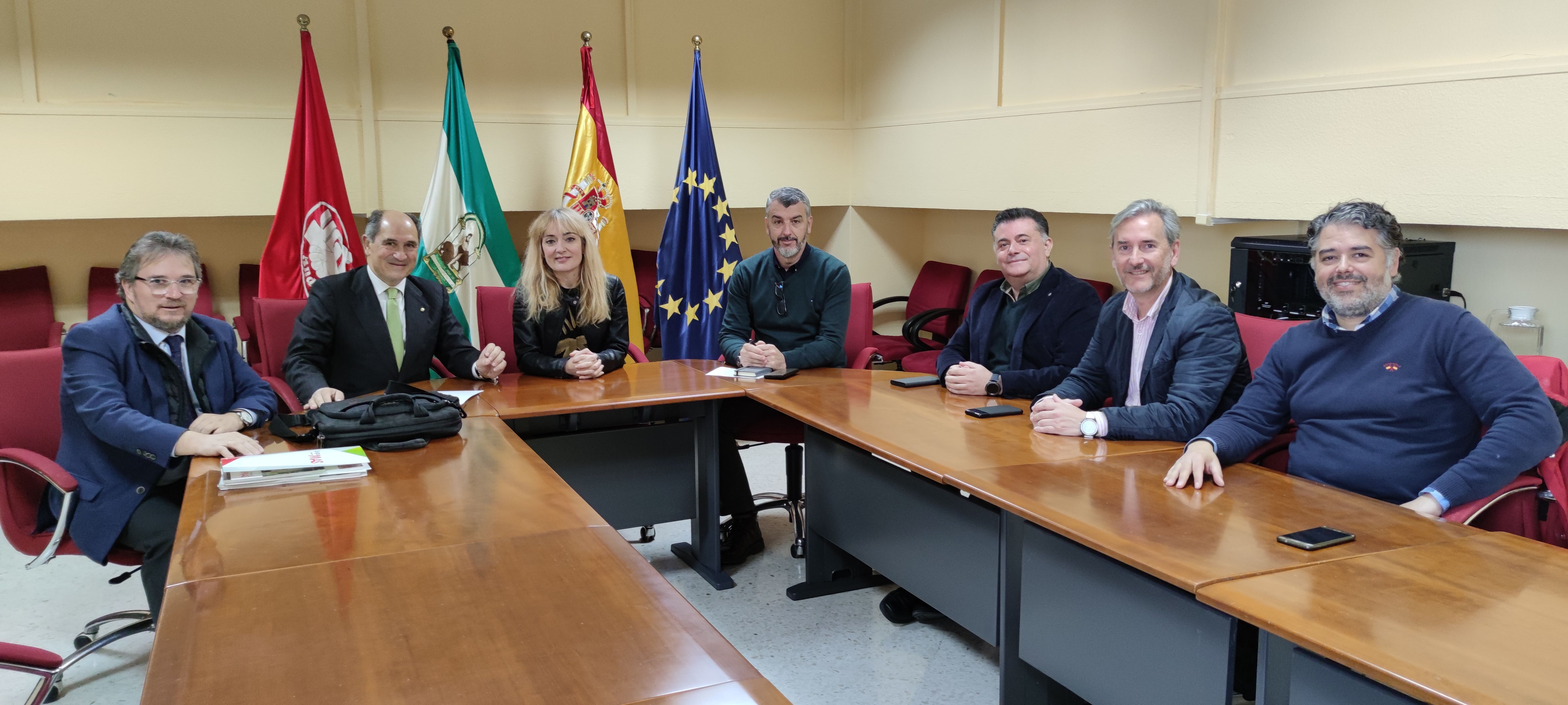 La secretaria general de UGT Andalucía, Carmen Castilla, ha recibido hoy, en la sede del sindicato, al presidente y al director General del Grupo MAS, Vicente y Jerónimo Martín