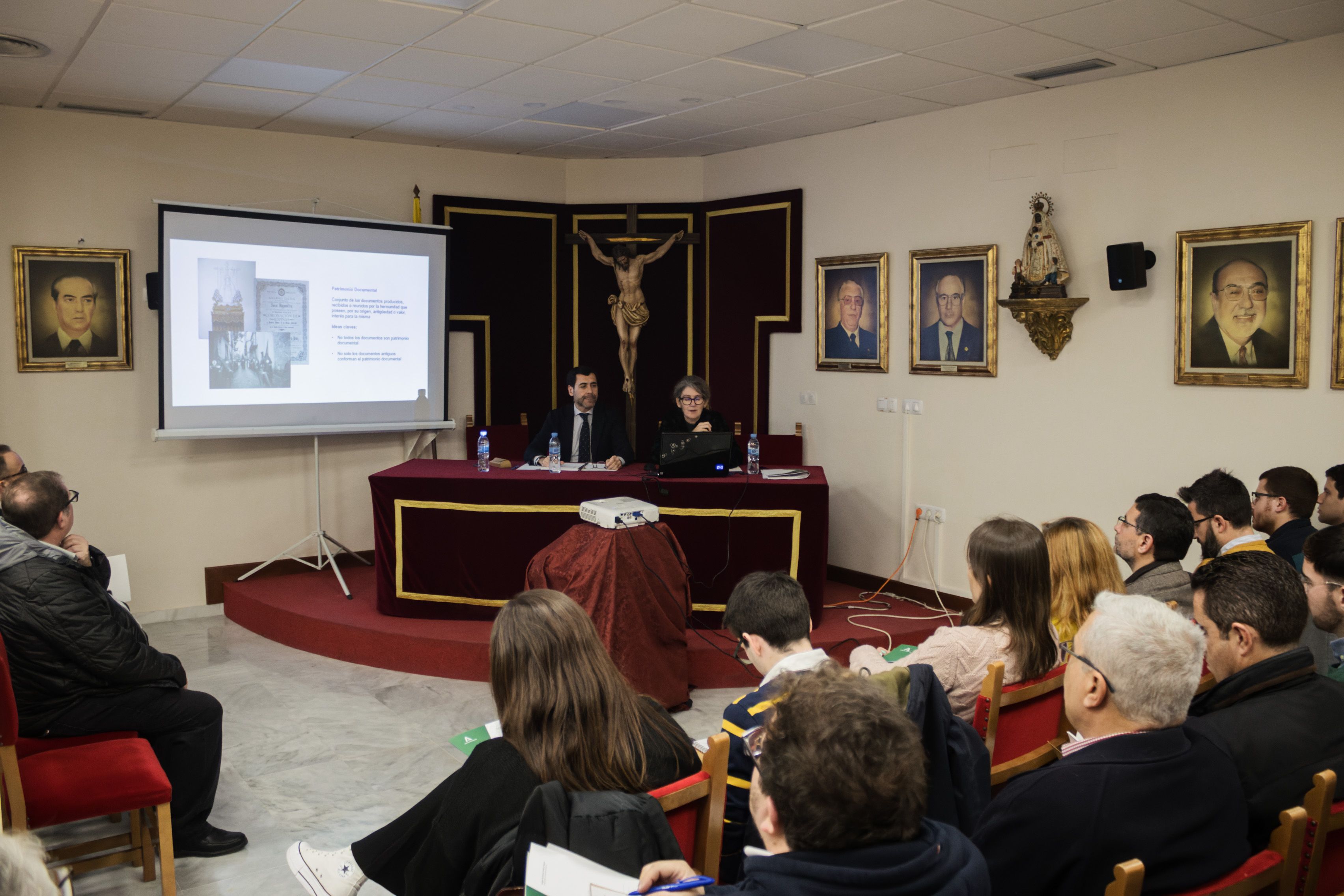 El salón de plenos de la sede de la Unión de Hermandades durante la primera sesión del curso.     CANDELA NÚÑEZ