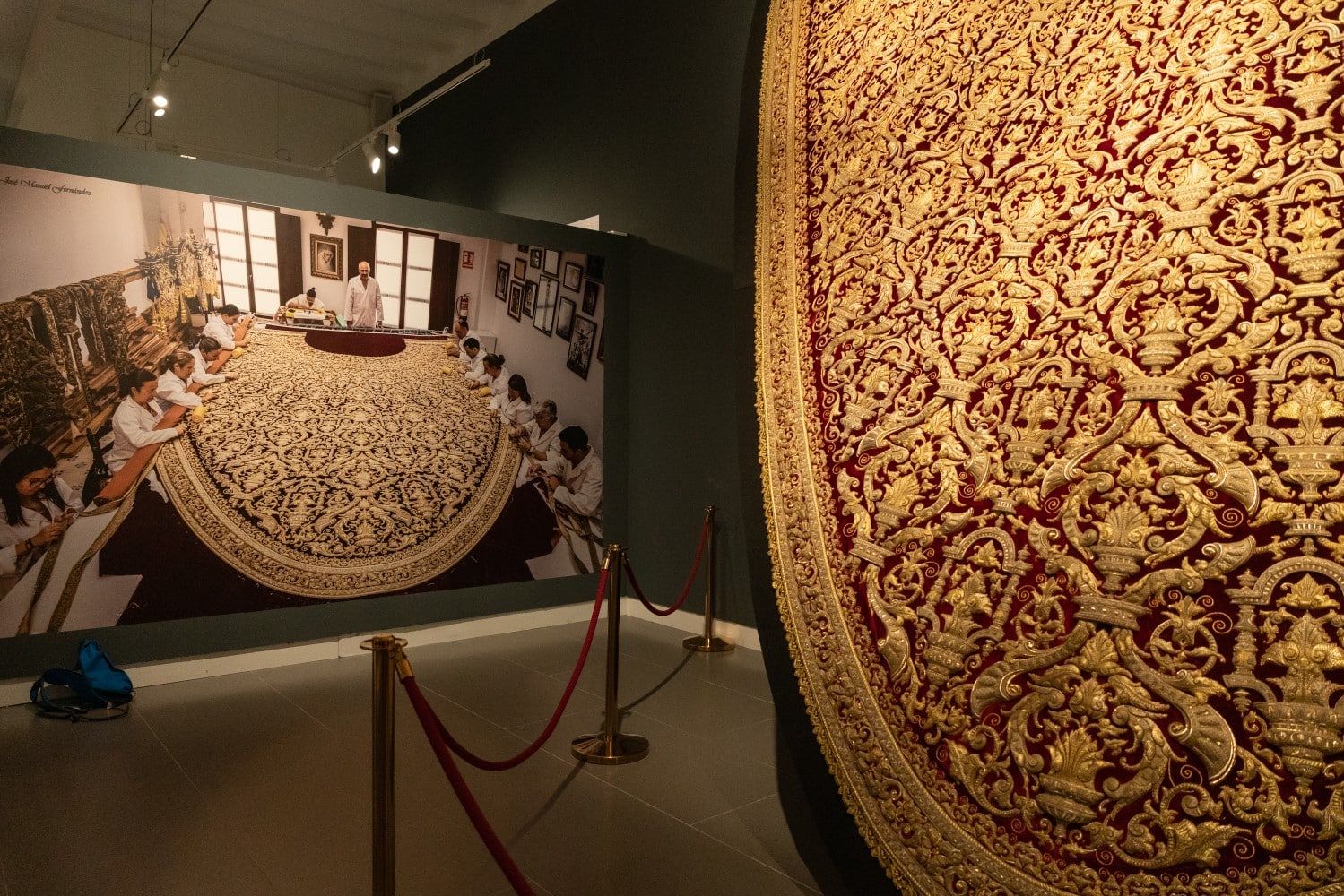 El manto de la Virgen del Socorro de Sevilla, expuesto tras su restauración, último trabajo supervisado por el IAPH.