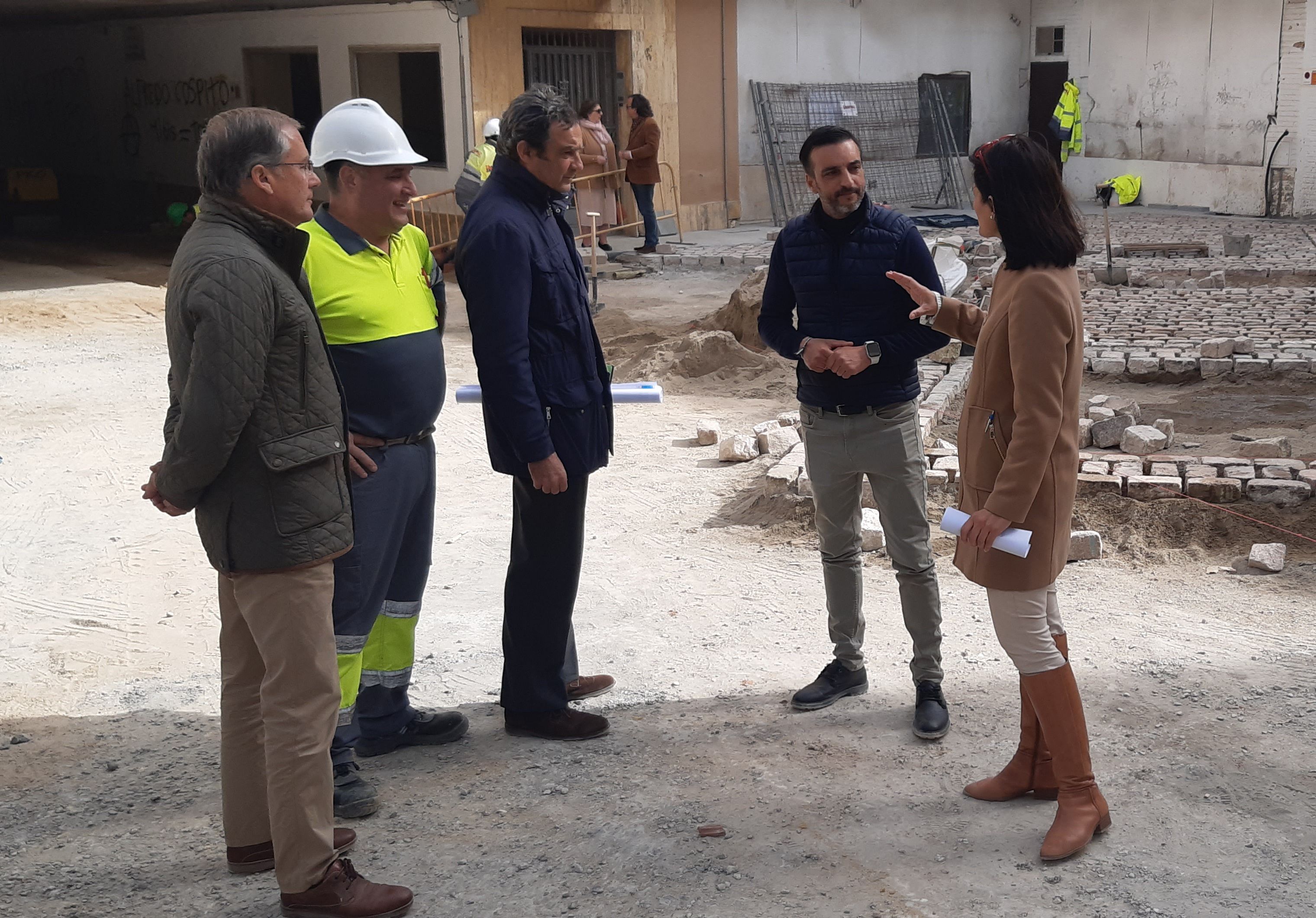 El delegado de Urbanismo visitando las obras iniciadas en el pasaje San Ignacio. 