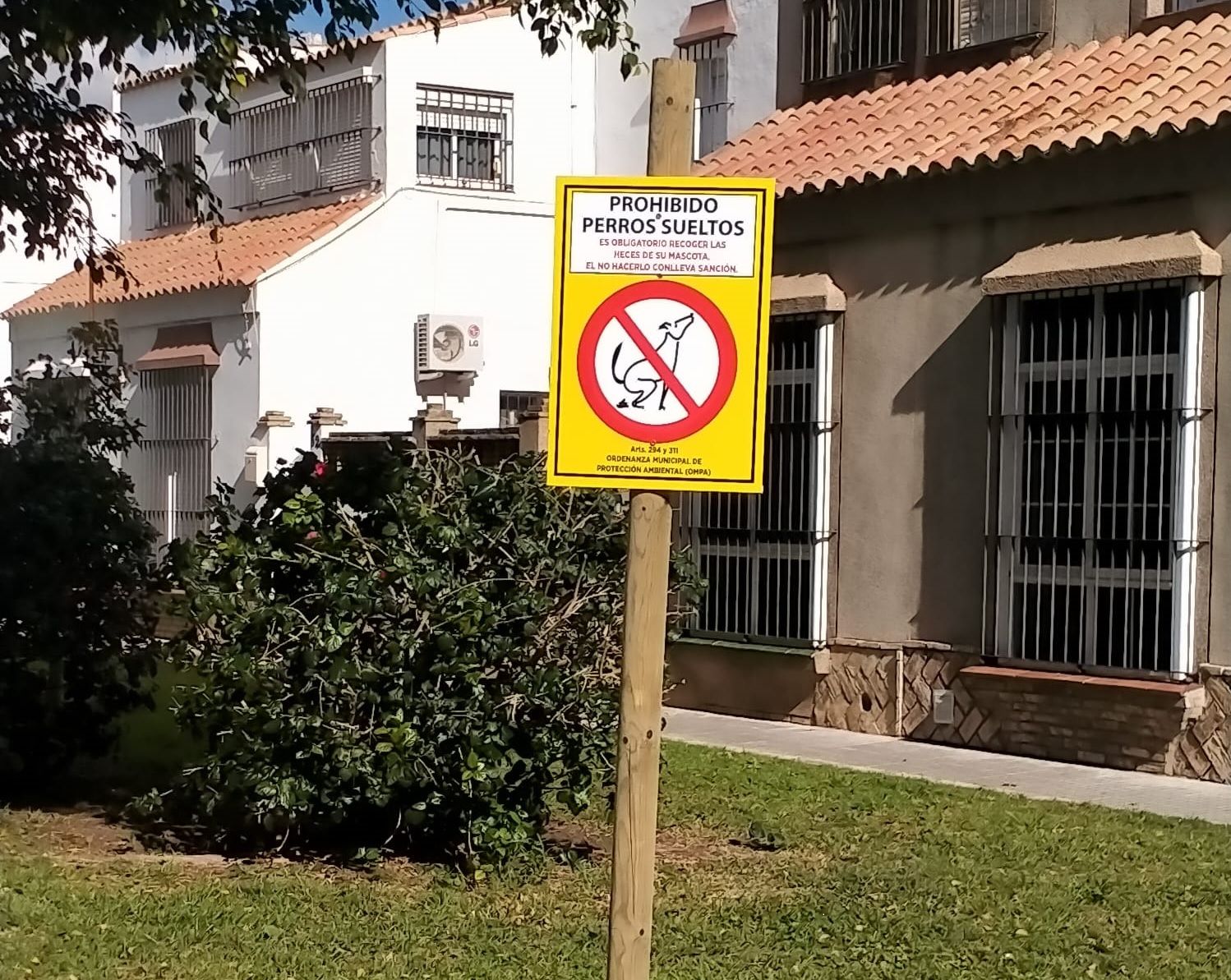 Más señales para fomentar las buenas prácticas en los propietarios de perros en Chiclana. En la imagen, una de las nuevas instaladas.