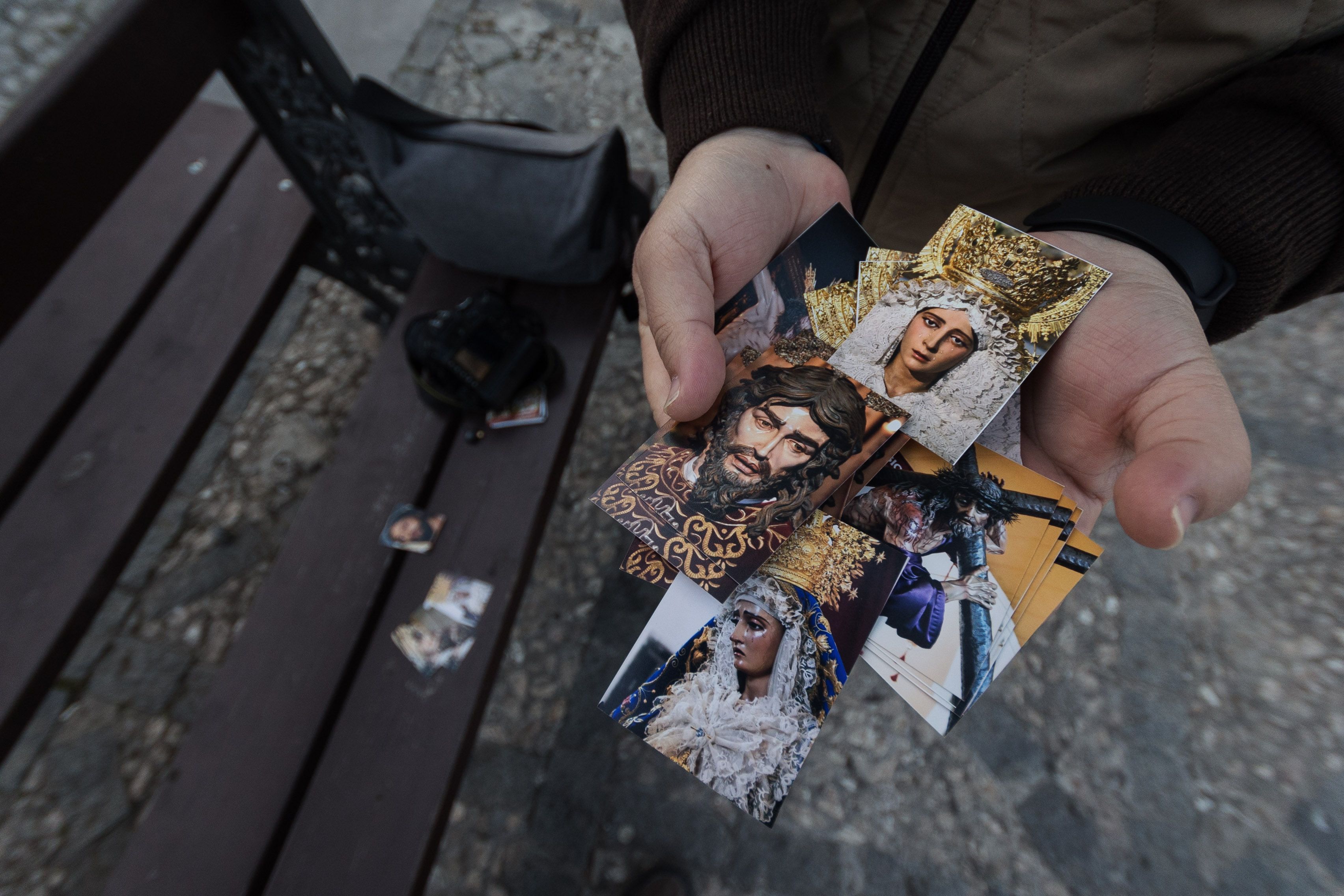 Estampas cofrades en las manos de un fotógrafo aficionado. 
