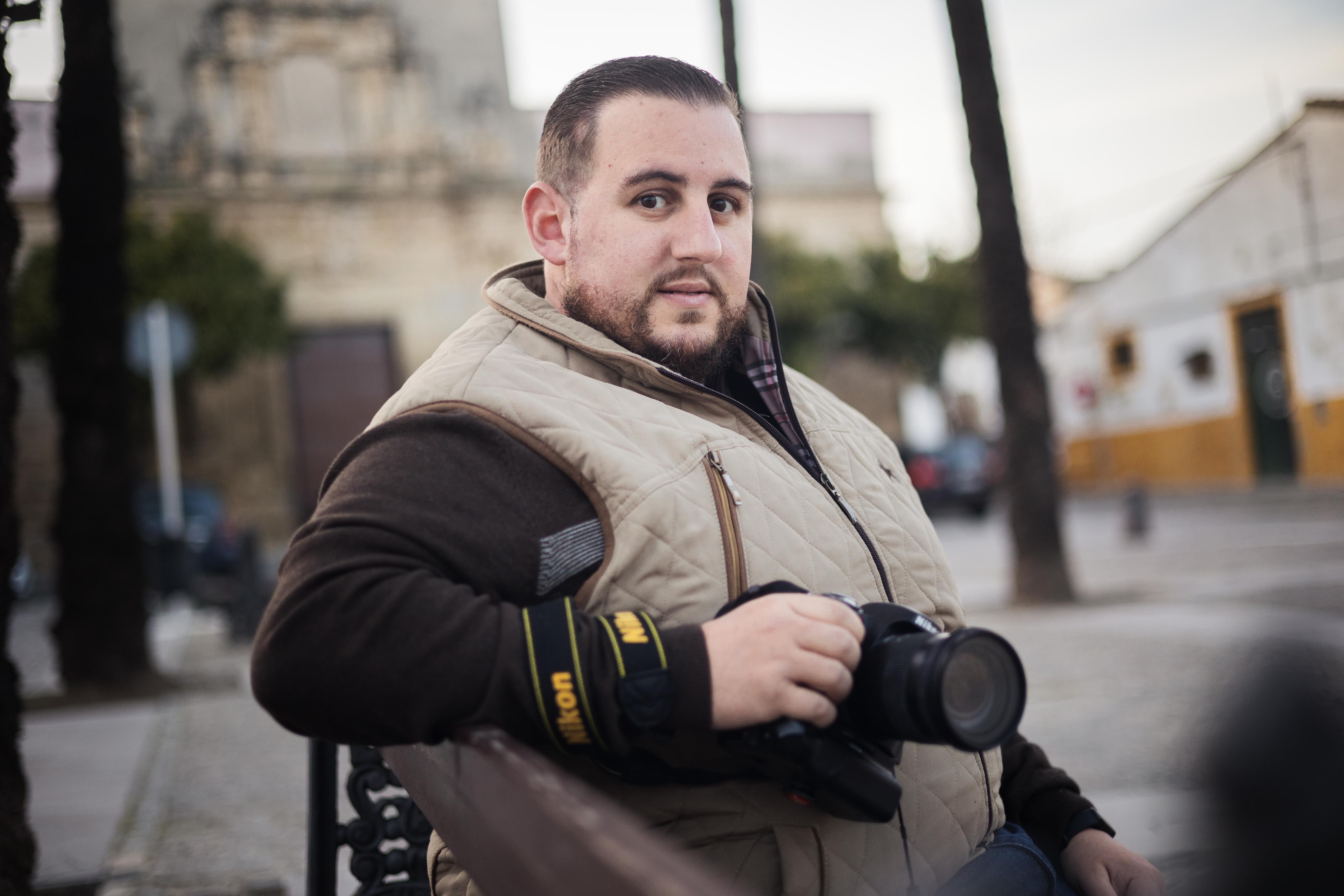 Andrés García posando con su cámara en la plaza del Mercado.      MANU GARCÍA