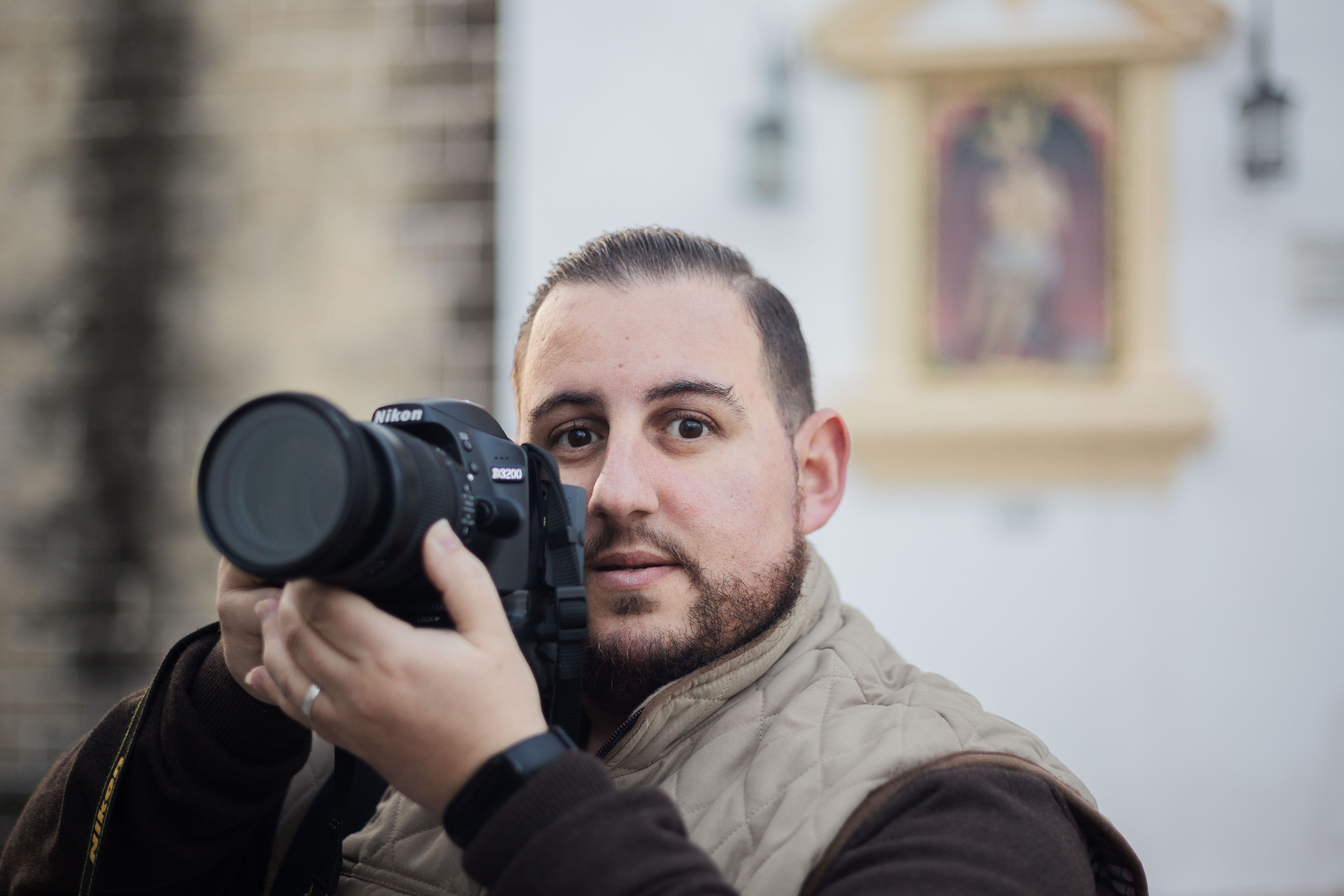 Ante la iglesia de san Mateo.     MANU GARCÍA