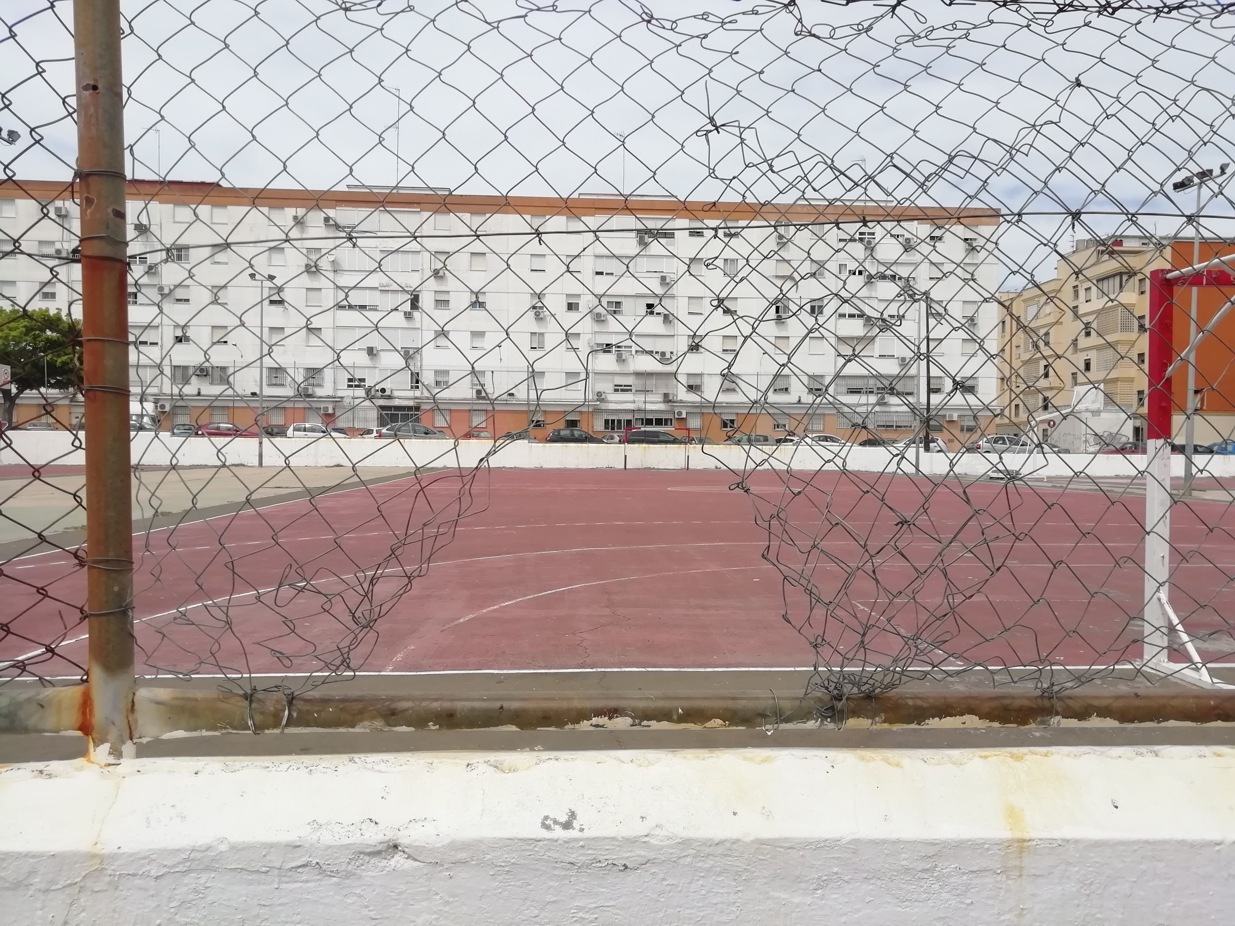 Valla del polideportivo descubierto de Icovesa. FOTO: Adelante Jerez